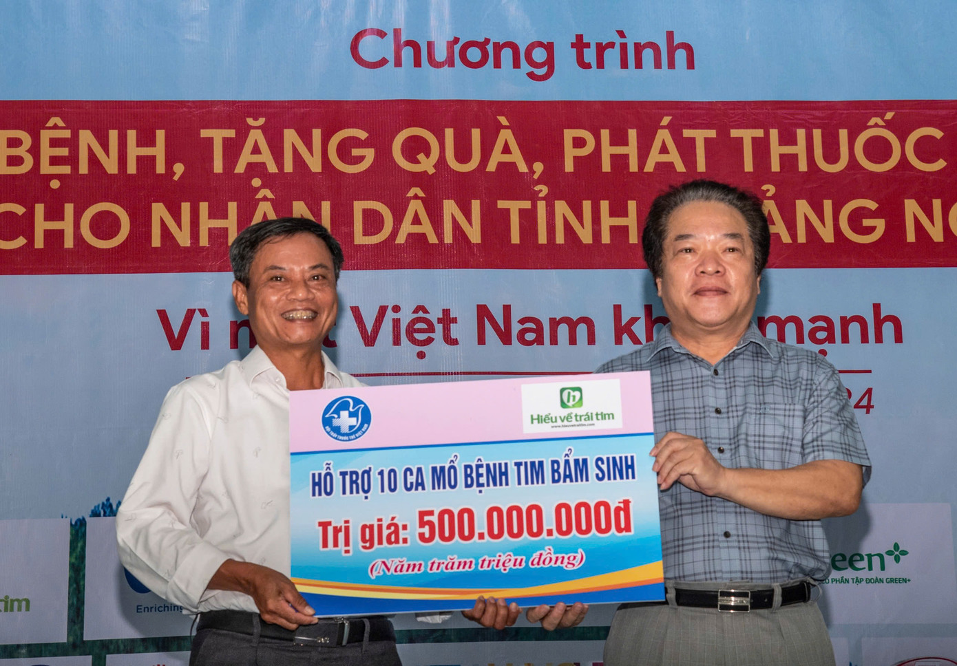 Ông Võ Phiên, Phó Chủ tịch UBND tỉnh Quảng Ngãi (bên phải) nhận bảng tài trợ hỗ trợ mổ tim bẩm sinh. Ảnh: Văn Chương Ông Võ Phiên, Phó Chủ tịch UBND tỉnh Quảng Ngãi (bên phải) nhận bảng tài trợ hỗ trợ mổ tim bẩm sinh. Ảnh: Văn Chương