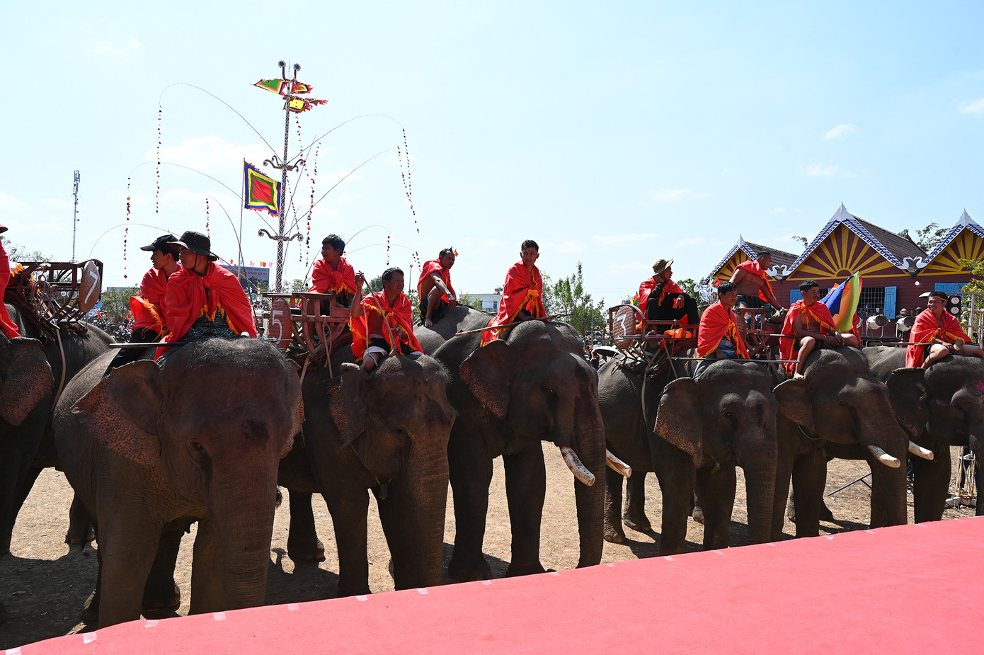 Dấu ấn khác biệt của Lễ hội Cà phê Buôn Ma Thuột lần thứ 8 năm nay, là BTC không sử dụng voi để tham gia phục vụ lễ hội, hay diễu hành trên đường phố. Việc đổi mới này nhằm thực hiện nội dung ký kết Biên bản ghi nhớ hợp tác 5 năm giữa UBND tỉnh Đắk Lắk và Tổ chức Động vật châu Á (AAF) về chuyển đổi Mô hình du lịch cưỡi voi sang Mô hình du lịch thân thiện với voi. (Ảnh: Huỳnh Như) Dấu ấn khác biệt của Lễ hội Cà phê Buôn Ma Thuột lần thứ 8 năm nay, là BTC không sử dụng voi để tham gia phục vụ lễ hội, hay diễu hành trên đường phố. Việc đổi mới này nhằm thực hiện nội dung ký kết Biên bản ghi nhớ hợp tác 5 năm giữa UBND tỉnh Đắk Lắk và Tổ chức Động vật châu Á (AAF) về chuyển đổi Mô hình du lịch cưỡi voi sang Mô hình du lịch thân thiện với voi. (Ảnh: Huỳnh Như)
