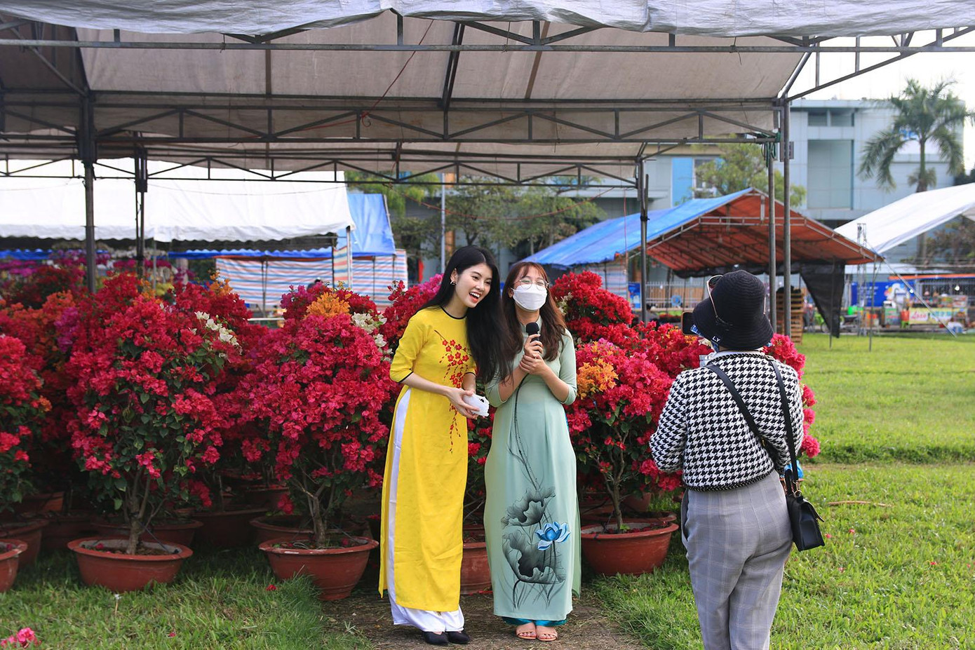 Nhiều bạn trẻ tranh thủ tháo khẩu trang chụp hình kỷ niệm khi có ít người. Nhiều bạn trẻ tranh thủ tháo khẩu trang chụp hình kỷ niệm khi có ít người.