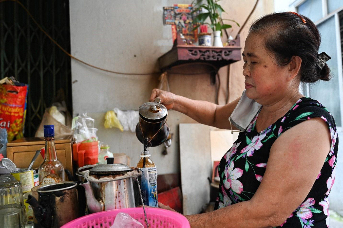 Bà Liên tâm sự: “41 năm qua, bất kể mưa nắng, lễ tết bà vẫn bán bình thường, không có ngày nghỉ, vì khách ở đây đã quen uống rồi, một ngày không uống họ nói cảm thấy thiếu thiếu” - ảnh Huỳnh Như