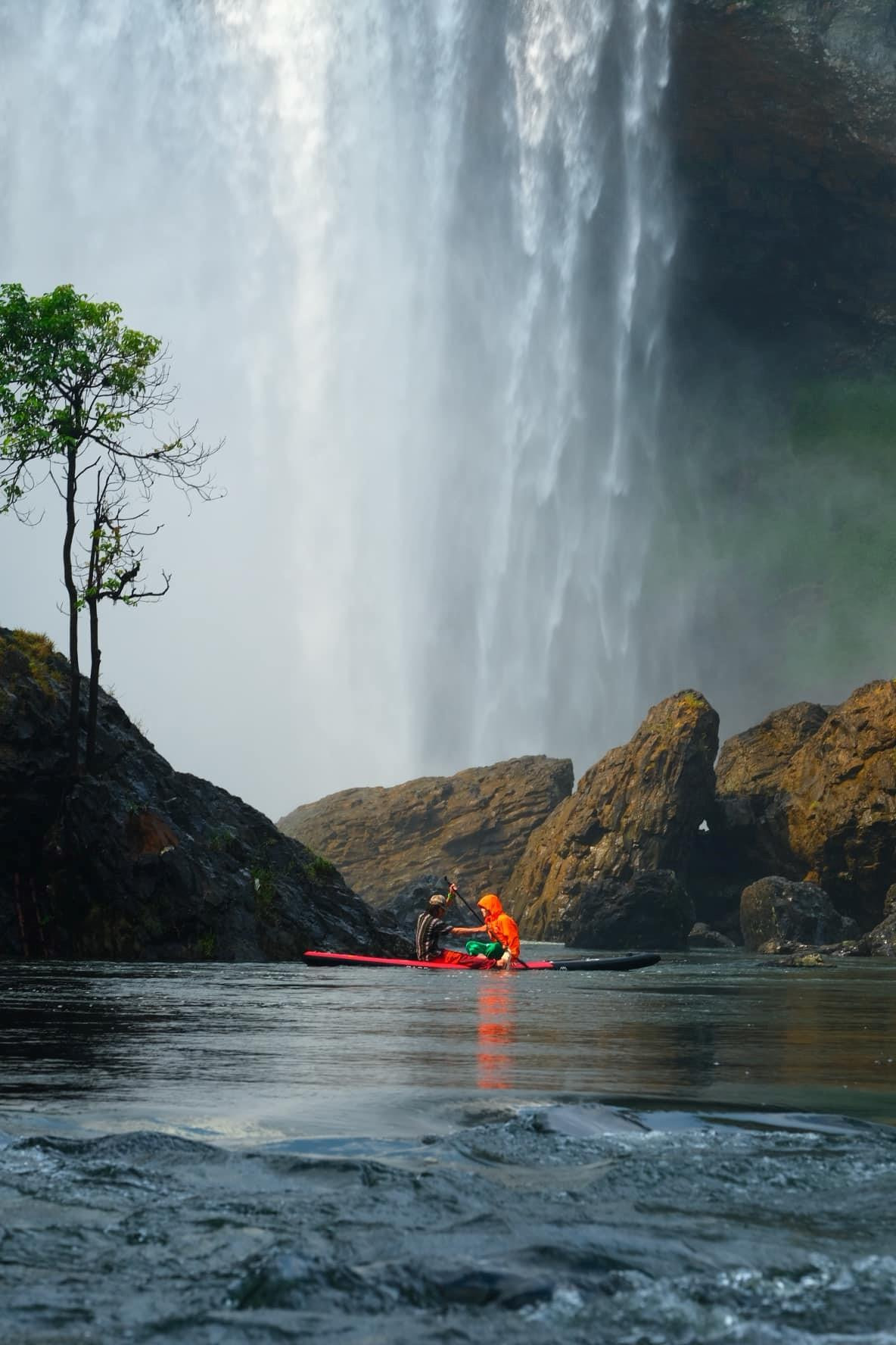 Chèo sup dưới chân thác sẽ là một trải nghiệm khó quên - ảnh Diệu Linh