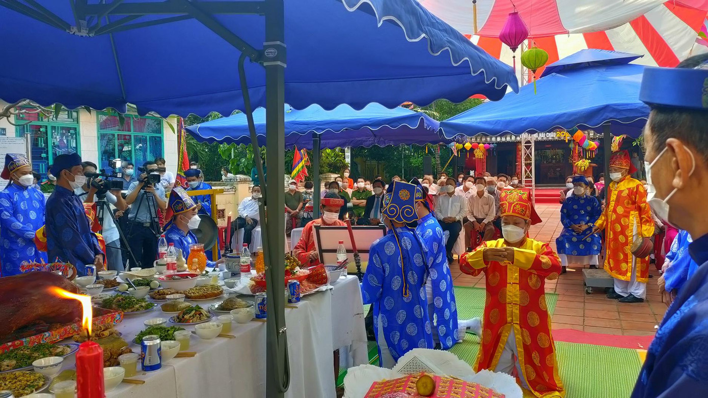 Lễ hội đình làng Hải Châu 2022 được tổ chức trong hai ngày 9 và 10/3 âm lịch. Đây là lễ hội truyền thống quan trọng được duy trì và tổ chức hàng năm đã tạo nên một nét sinh hoạt văn hóa đầy ý nghĩa giữa lòng thành phố. - ảnh Phạm Uyên