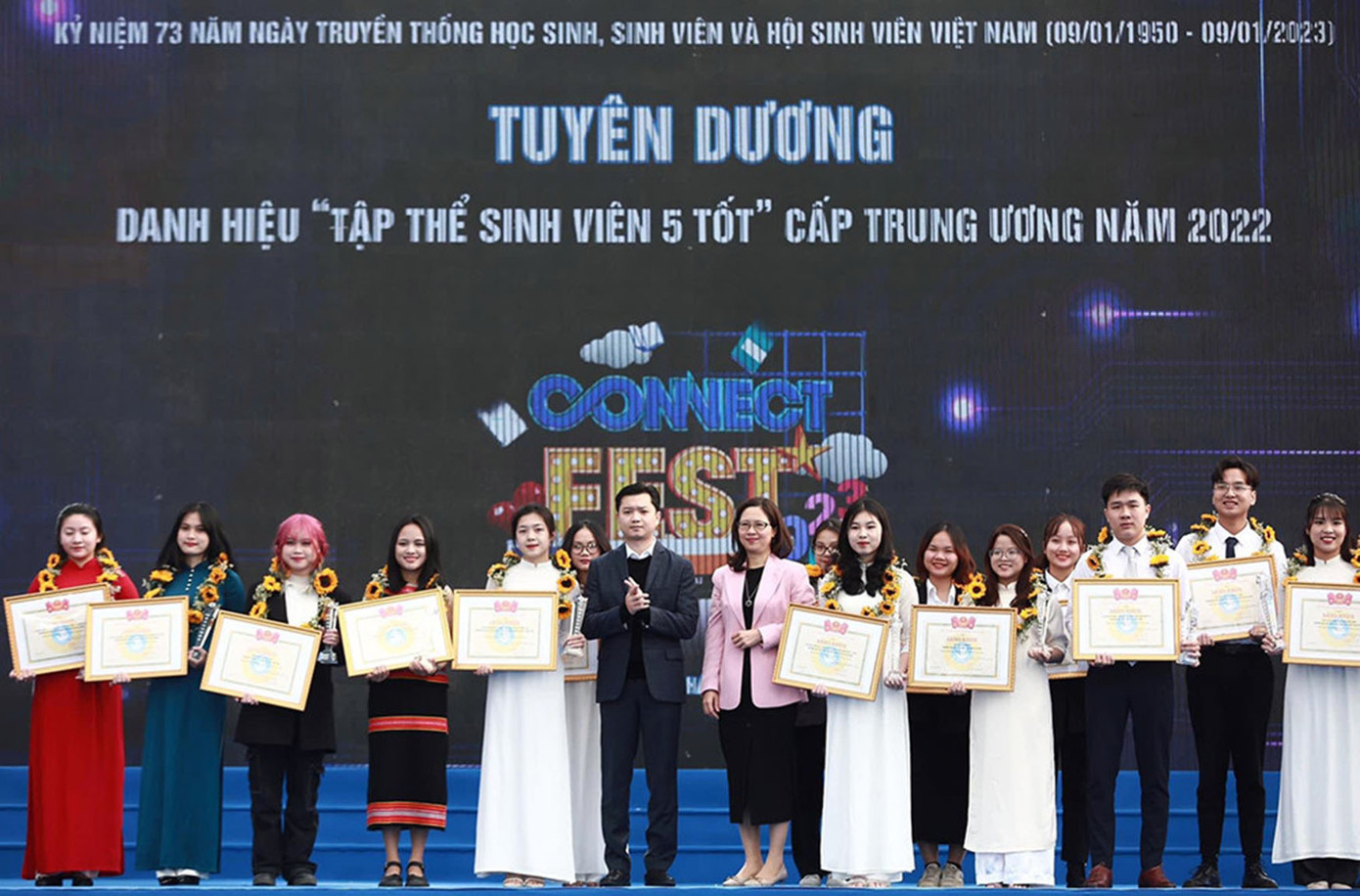 Trần Thị Phương (đứng thứ 5 từ phải sang) - Đại diện tập thể lớp K25YDK1 nhận danh hiệu “Tập thể Sinh viên 5 tốt” cấp Trung ương năm 2022