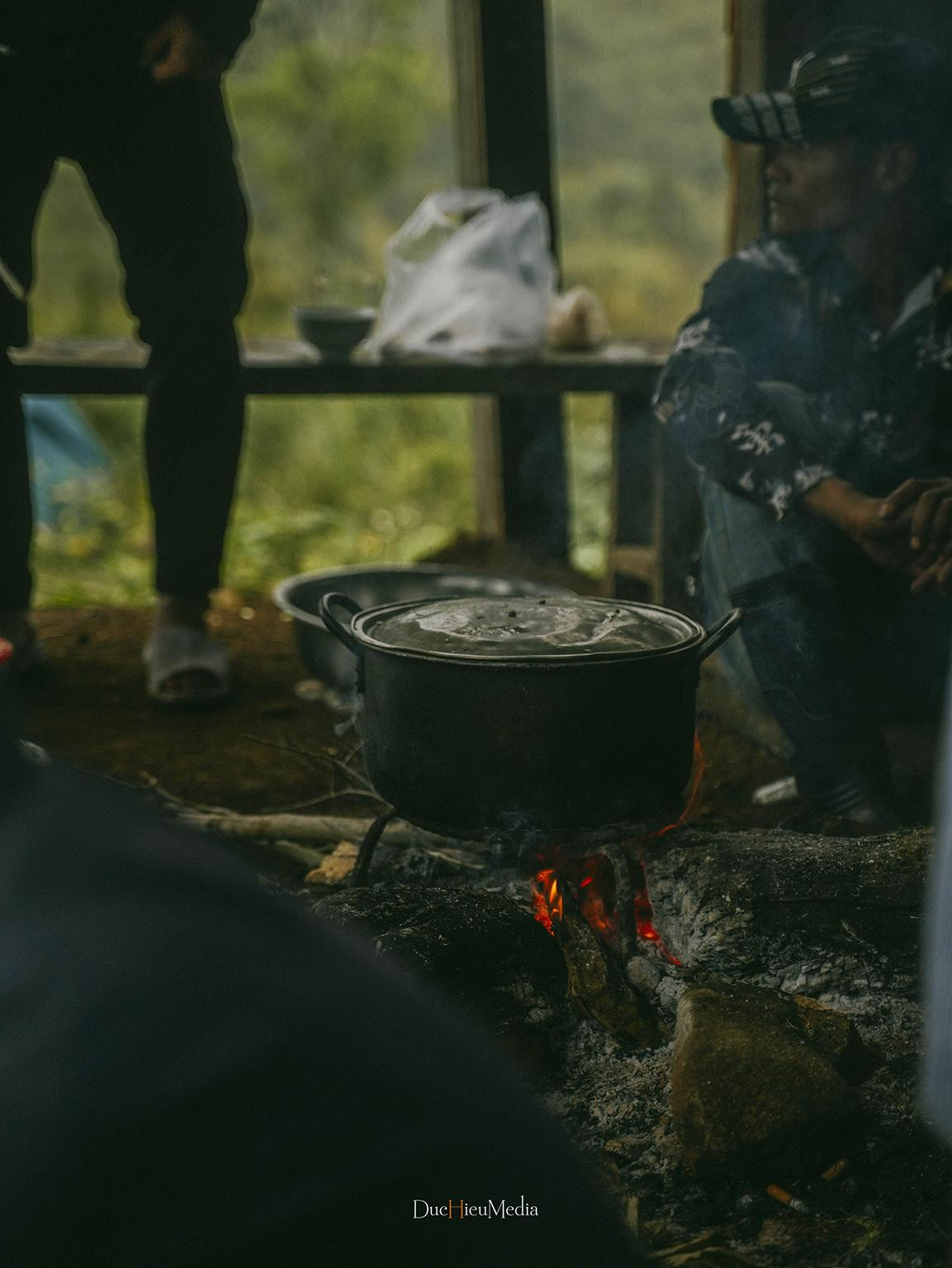 Bên bếp lửa giữa rừng núi