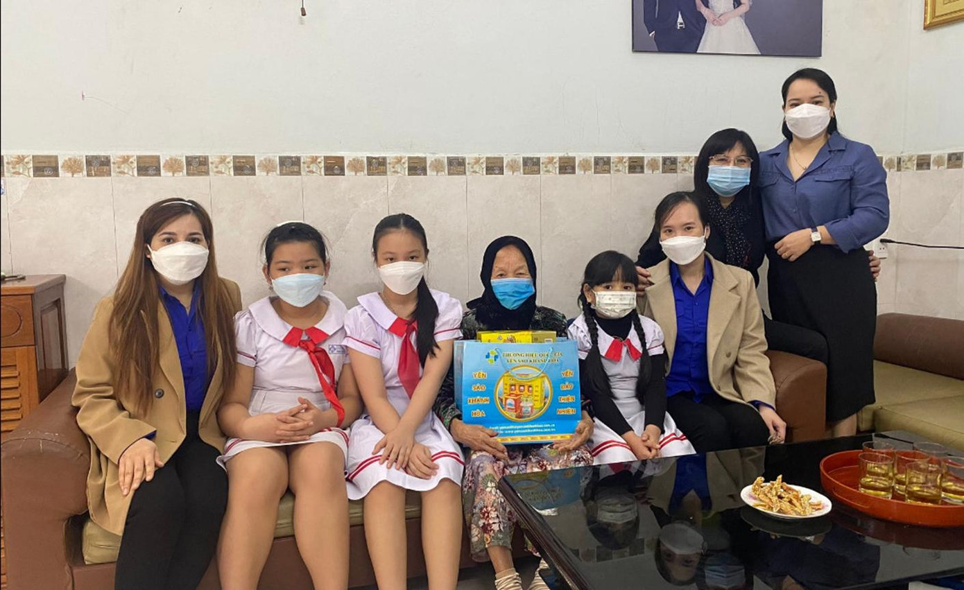 Chi đoàn Trường tiểu học Huỳnh Ngọc Huệ (phường Hòa Khê, quận Thanh Khê) thăm mẹ Việt Nam anh hùng Trần Thị Giáp - Ảnh chi đoàn Huỳnh Ngọc Huệ Chi đoàn Trường tiểu học Huỳnh Ngọc Huệ (phường Hòa Khê, quận Thanh Khê) thăm mẹ Việt Nam anh hùng Trần Thị Giáp - Ảnh chi đoàn Huỳnh Ngọc Huệ