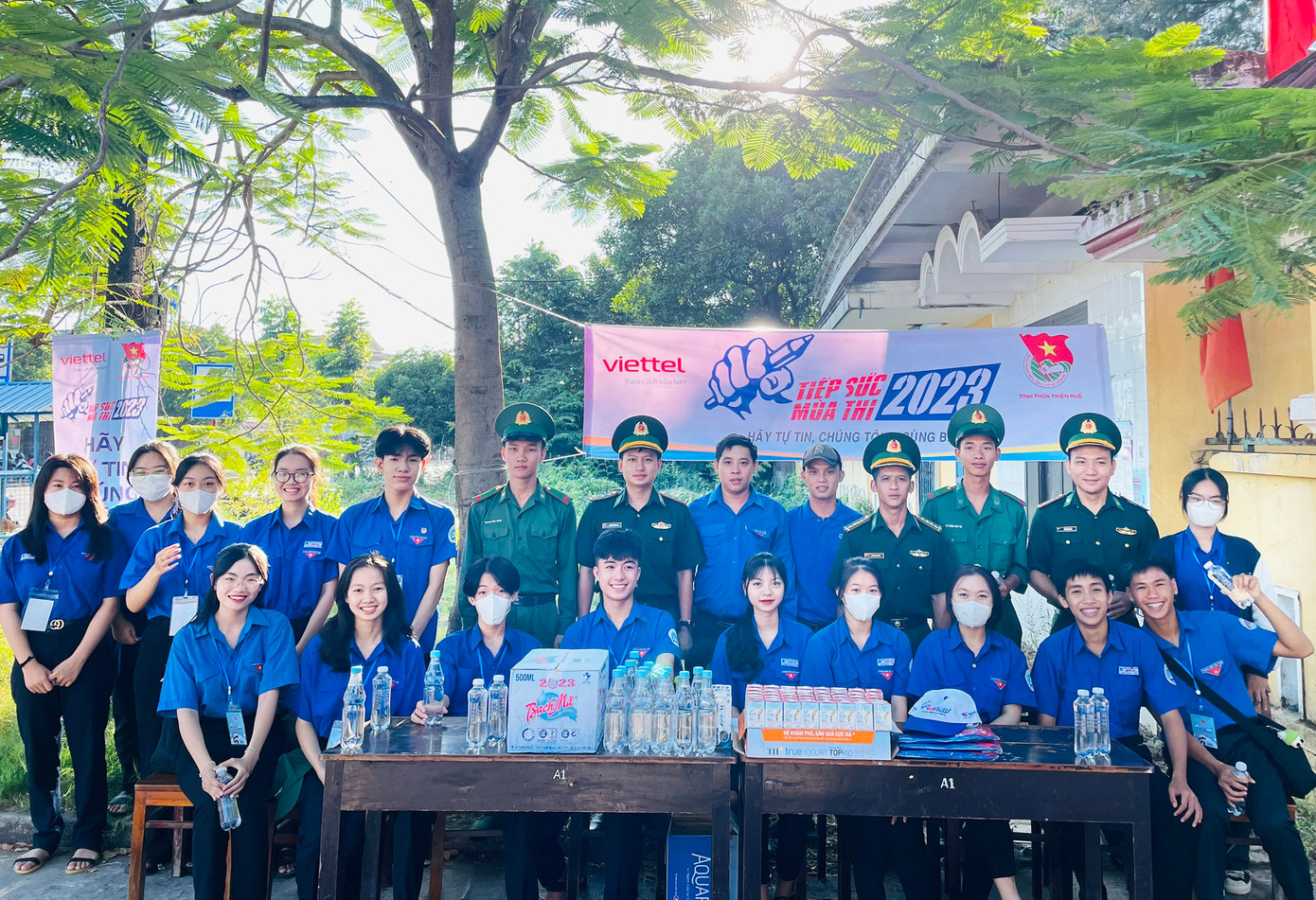 Hoạt động ra quân tiếp sức mùa thi tại điểm thi Trường THPT Thuận An. Ảnh: Văn Chương