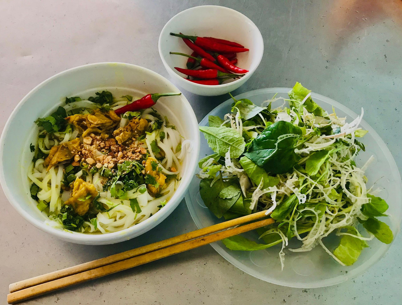 Quán mì này tồn tại đã hơn 30 năm, do vợ chồng ông Trần Đình Ánh (57 tuổi) và bà Nguyễn Thị Mười (55 tuổi) làm chủ. Điểm khác biệt tạo nên sự nổi tiếng cho quán mì này là rất chất lượng mà giá lại rẻ, chỉ bằng nửa giá một tô mì Quảng bình dân trên thị trường. Theo ông Ánh, khi mới mở bán vào năm 1990 một tô mì giá chỉ 500 đồng, sau đó cứ tăng dần theo thời gian, nổi tiếng nhất là giai đoạn gần 10 năm giá bán chỉ 5.000 đồng/tô. Hiện tại một tô mì tại quán giá là 7.500 đồng, trong khi mì Quảng bình dân ở các nơi thấp nhất là 15.000 đồng. Quán mì này tồn tại đã hơn 30 năm, do vợ chồng ông Trần Đình Ánh (57 tuổi) và bà Nguyễn Thị Mười (55 tuổi) làm chủ. Điểm khác biệt tạo nên sự nổi tiếng cho quán mì này là rất chất lượng mà giá lại rẻ, chỉ bằng nửa giá một tô mì Quảng bình dân trên thị trường. Theo ông Ánh, khi mới mở bán vào năm 1990 một tô mì giá chỉ 500 đồng, sau đó cứ tăng dần theo thời gian, nổi tiếng nhất là giai đoạn gần 10 năm giá bán chỉ 5.000 đồng/tô. Hiện tại một tô mì tại quán giá là 7.500 đồng, trong khi mì Quảng bình dân ở các nơi thấp nhất là 15.000 đồng.