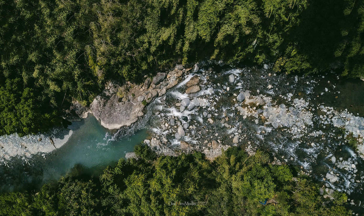 Thông qua bộ ảnh, chàng trai Nguyễn Đức Hiếu đã tái hiện những khoảnh khắc sống động, chân thực đến khó tả của thiên nhiên, núi rừng Tà Giang.