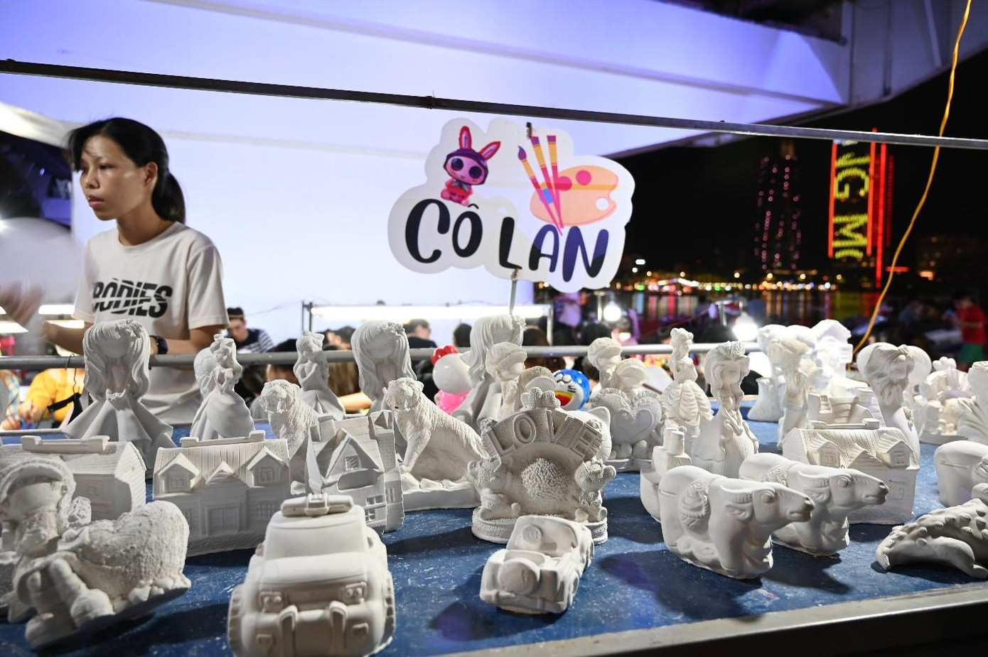 Chị Huỳnh Thị Lan, chủ kinh doanh trò chơi này cho biết: “Gia đình kinh doanh ở đây 20 năm rồi, khách lúc trước chủ yếu là các bạn thiếu nhi thôi nhưng dạo gần đây có rất nhiều bạn trẻ đến đây để tô tượng” - Ảnh: Huỳnh Như Chị Huỳnh Thị Lan, chủ kinh doanh trò chơi này cho biết: “Gia đình kinh doanh ở đây 20 năm rồi, khách lúc trước chủ yếu là các bạn thiếu nhi thôi nhưng dạo gần đây có rất nhiều bạn trẻ đến đây để tô tượng” - Ảnh: Huỳnh Như