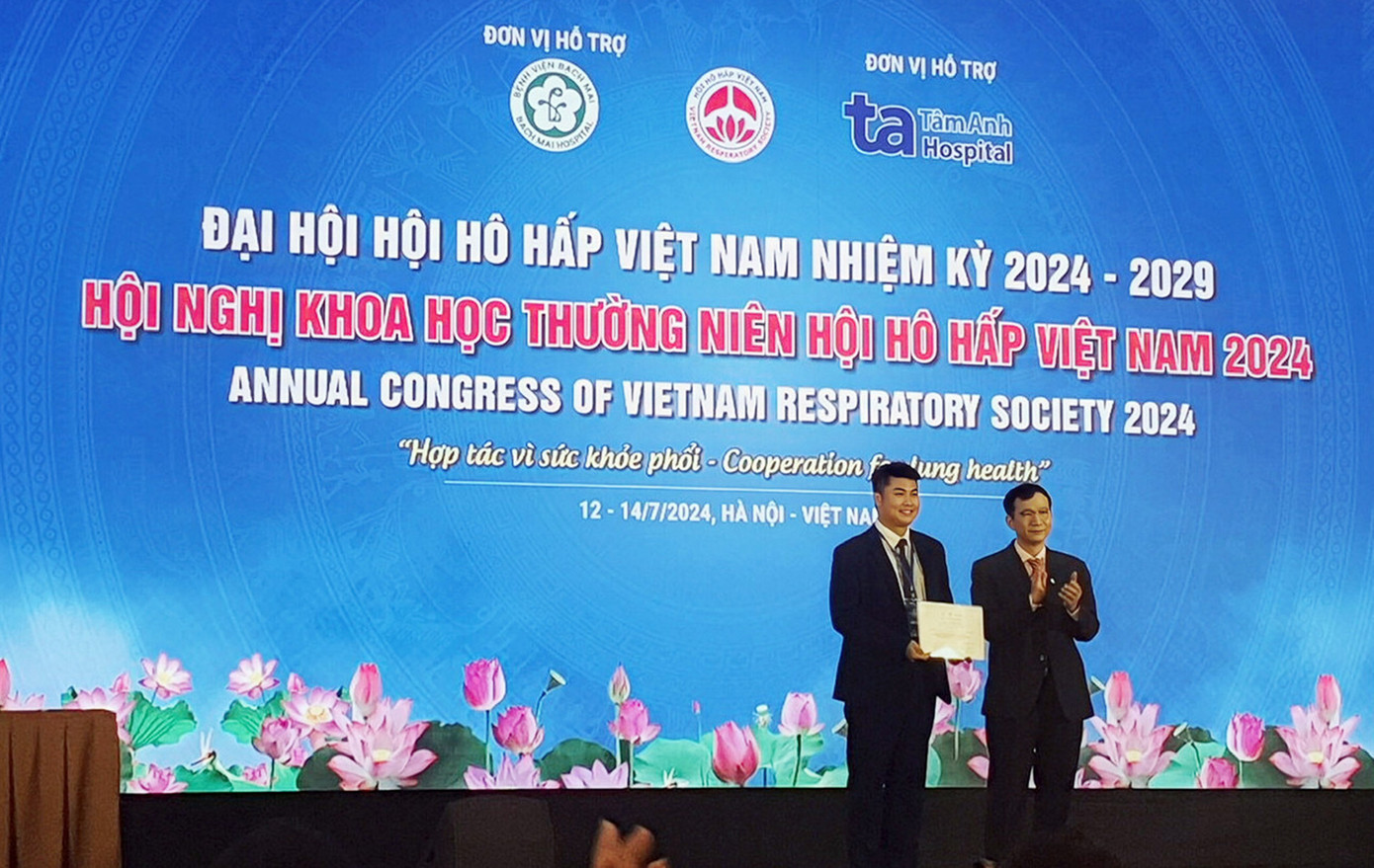TS. Đinh Phong Sơn - Đại diện nhóm nghiên cứu của ĐH Duy Tân nhận giải Xuất sắc tại Đại hội Hội Hô hấp Việt Nam năm 2024
