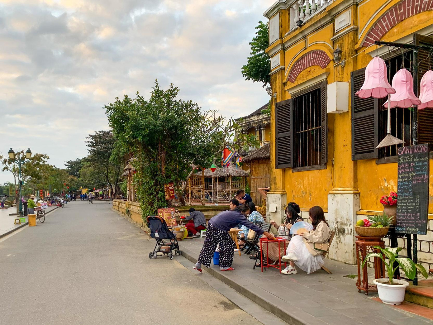 Nhiều bạn trẻ lựa chọn những quán café, quán nước ven đường để tụ tập, trò chuyện và lưu lại những khoảnh khắc đẹp.
