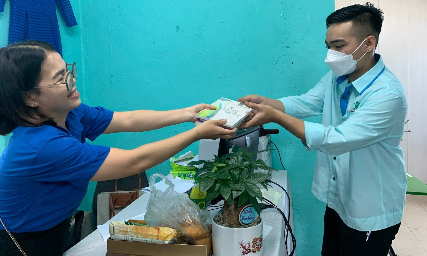 “Nơi đây còn giúp các bạn sinh viên khoa Kinh tế như marketing, logistics… có điều kiện được trải nghiệm công việc thực tế, cũng như nâng cao ý thức xã hội và tình người cho các em. Dự kiến chương trình hoạt động liên tục, xuyên suốt trong năm, chỉ nghỉ Tết và phục vụ đến khi nào mọi người không còn nhu cầu nữa thì thôi”, cô Trang cho biết thêm.