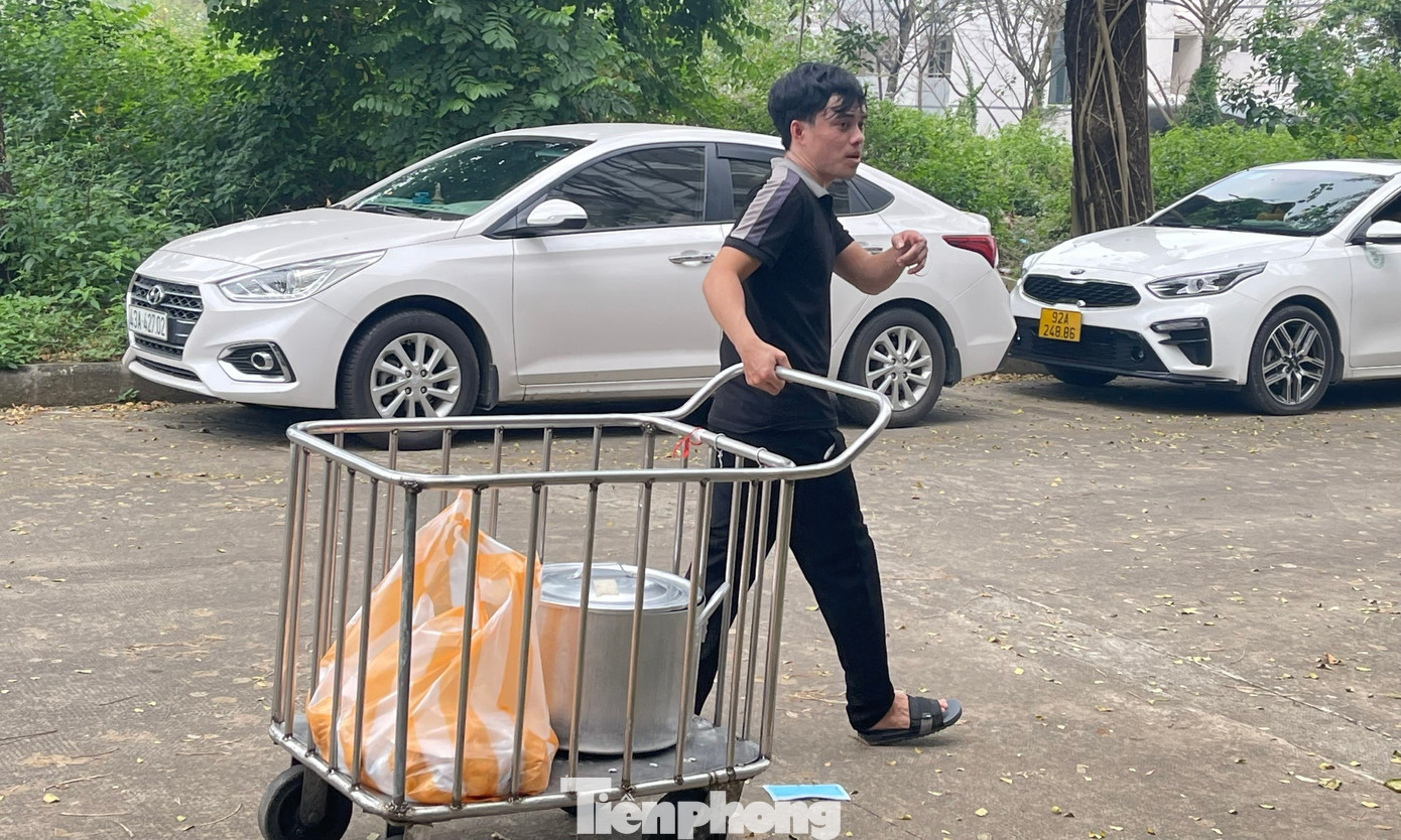 Tháng 7/2023, một lần “hữu duyên”, Toàn tự tay làm những ổ bánh mì chả Huế mà mình kinh doanh để mang tặng bệnh nhân tại bệnh viện. Chứng kiến sự khó nhọc của các bệnh nhân, người nhà họ khi thường xuyên ăn một món, đã khiến chàng trai sinh năm 1997 mạnh dạn nhận nấu các bữa ăn ngon miệng, thay đổi theo từng ngày như phở, cơm, bún,… để đem lại tinh thần vui vẻ, thoải mái giúp bệnh nhân người nhà vượt qua các đợt điều trị.