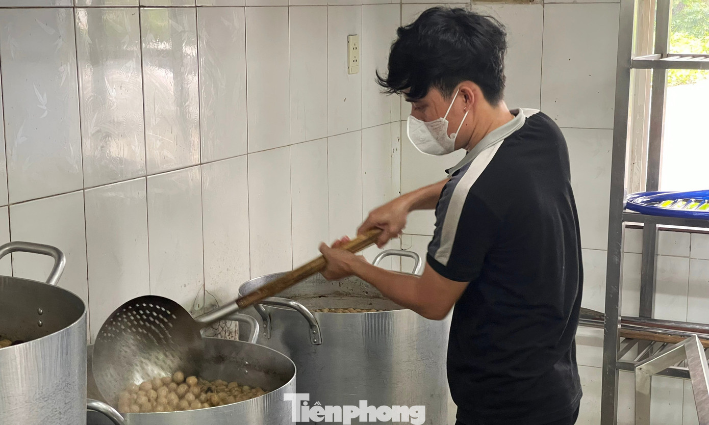 Luôn có mặt từ sớm tại Bệnh viện Ung bướu Đà Nẵng, chàng trai trẻ Trần Văn Toàn là người trực tiếp chuẩn bị nguyên liệu nấu cũng như đứng bếp nấu những bữa ăn đảm bảo chất lượng, kịp giờ đem trao đến tay các bệnh nhân.