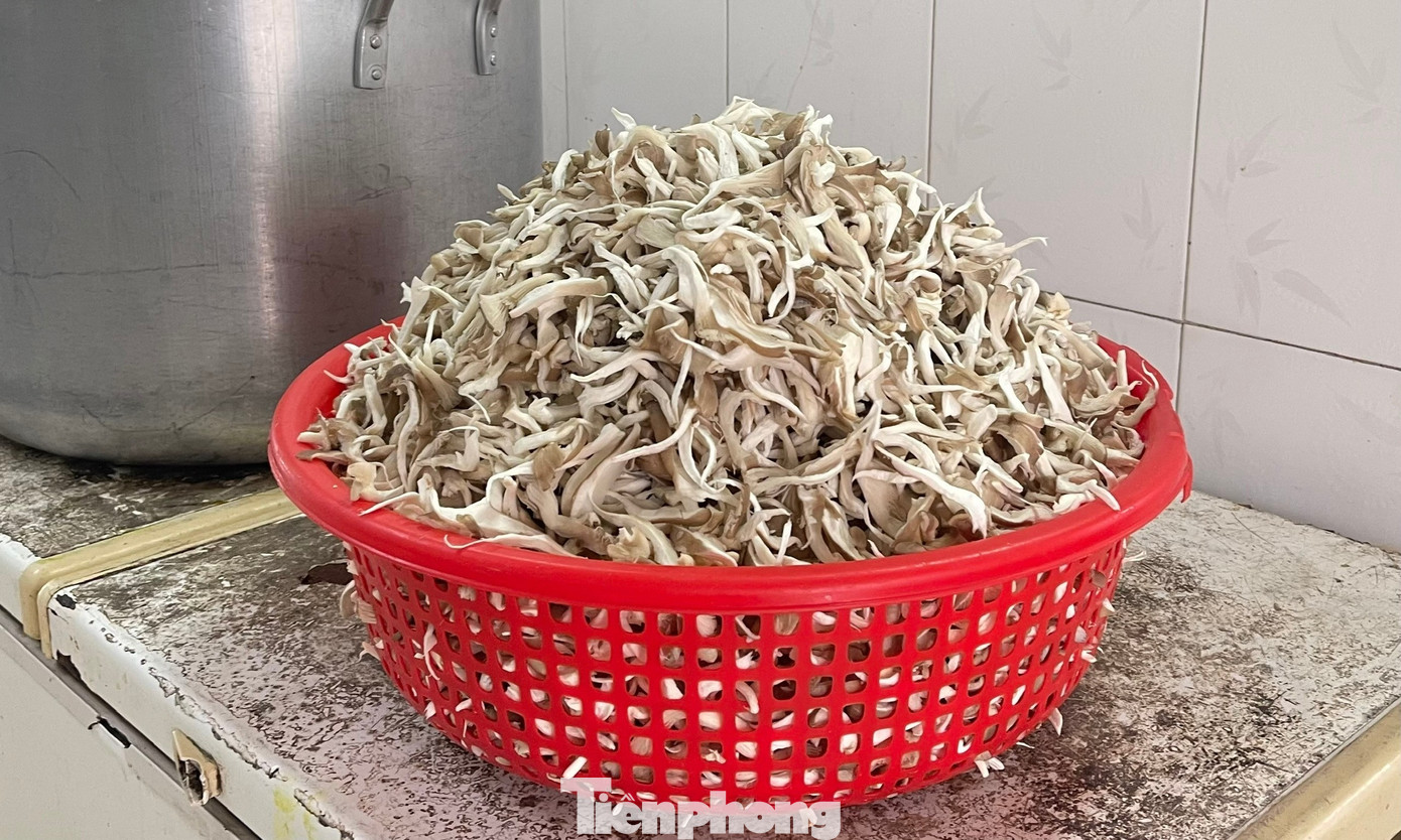 Những bữa ăn Toàn nấu được chuẩn bị kỹ càng từ nguyên liệu đến quy trình nấu. Nguyên liệu phải tươi, có giấy phép đảm bảo an toàn vệ sinh, nguồn gốc rõ ràng. Khi nấu luôn chú tâm, nhiệt huyết để có những suất ăn ngon miệng đến với bệnh nhân.