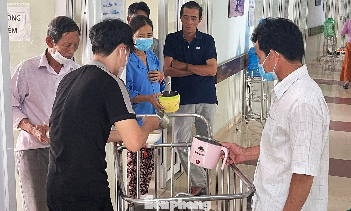 “Bệnh nhân ung thư đa số điều trị dài ngày, nhiều đợt, vì thế kinh tế, tiền bạc của họ sa sút rất nhanh. Nên những bữa ăn miễn phí, từ thiện cực kỳ thiết thực với họ. Hiện tại, bữa ăn miễn phí bệnh viện tổ chức cả 3 bữa ăn hàng ngày cho bệnh nhân, kể cả các dịp lễ trong năm cũng không nghỉ” - Thạc sĩ, bác sĩ Trần Thị Thanh - Phó khoa Dinh dưỡng – Tiết chế, Bệnh viện Ung bướu Đà Nẵng cho biết.