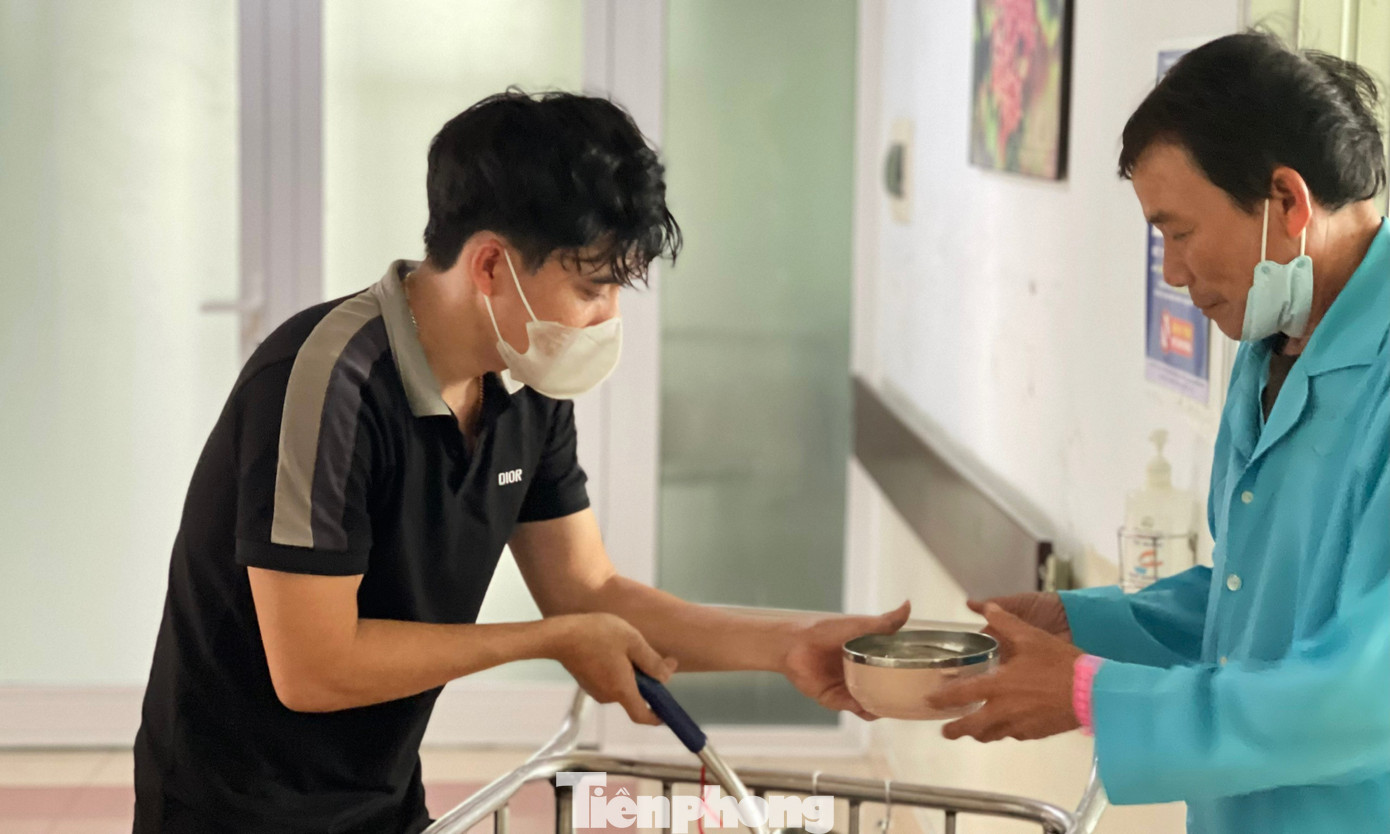 Những suất ăn do Toàn trực tiếp đứng bếp, phát đến tay bệnh nhân, người nhà bệnh nhân đều nhận được sự trân trọng của mọi người.