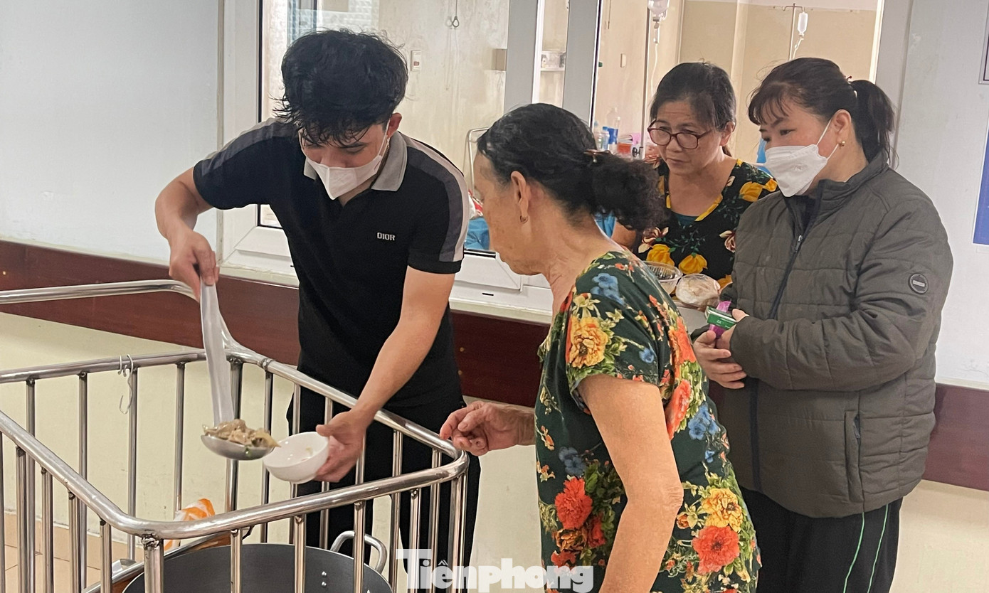 Câu rao “Nhà mình ai phở gà, bún gà, cơm,.. không ạ?” của Toàn mỗi khi trực tiếp kéo xe đi phát đồ ăn trên những dãy hành lang tại Bệnh viện Ung bướu Đà Nẵng đã trở nên thân thuộc với mọi người ở đây.