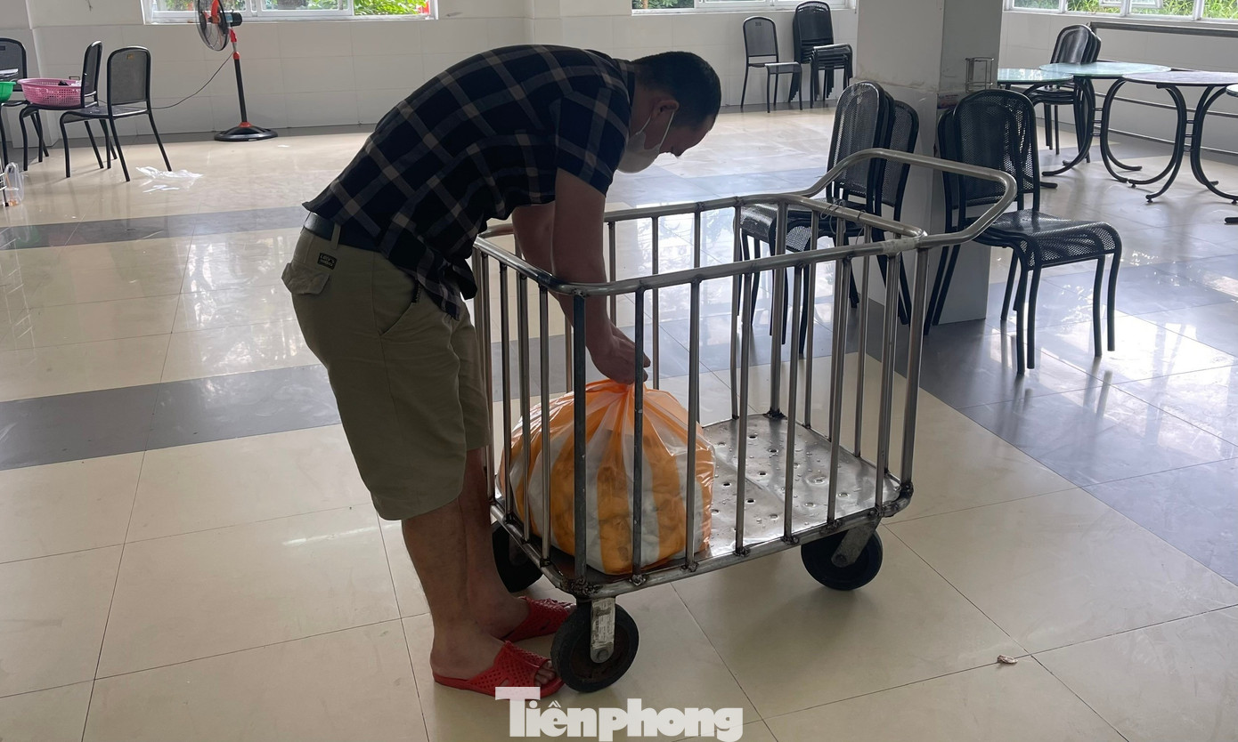 Có người nhà đang điều trị tại Bệnh viện Ung bướu Đà Nẵng, anh Nguyễn Thành Nam (32 tuổi, quê Gia Lai) cảm kích trước những bữa ăn. “Từ Gia Lai xuống đây rất xa, đi lại tốn kém, chi phí điều trị cũng tốn nhiều. Được hỗ trợ bữa ăn đảm bảo tôi rất cảm ơn bệnh viện, các nhà hảo tâm cũng như người nấu đã giúp những hoàn cảnh khó khăn như chúng tôi có thêm động lực vượt qua các kỳ điều trị”, anh Nam nói.