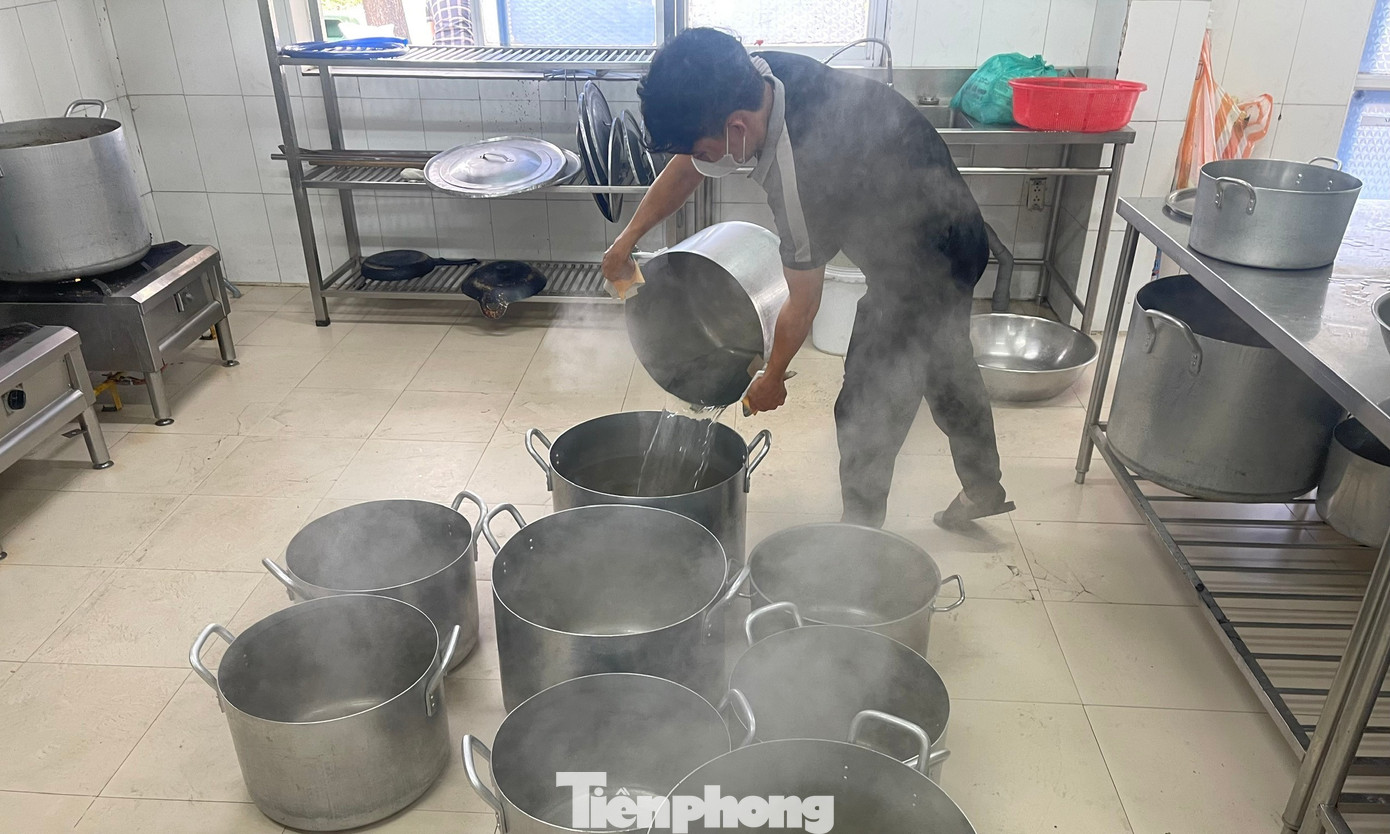Những bữa ăn Toàn nấu được chuẩn bị kỹ càng từ nguyên liệu đến quy trình nấu. Nguyên liệu phải tươi, có giấy phép đảm bảo an toàn vệ sinh, nguồn gốc rõ ràng. Khi nấu luôn chú tâm, nhiệt huyết để có những suất ăn ngon miệng đến với bệnh nhân.