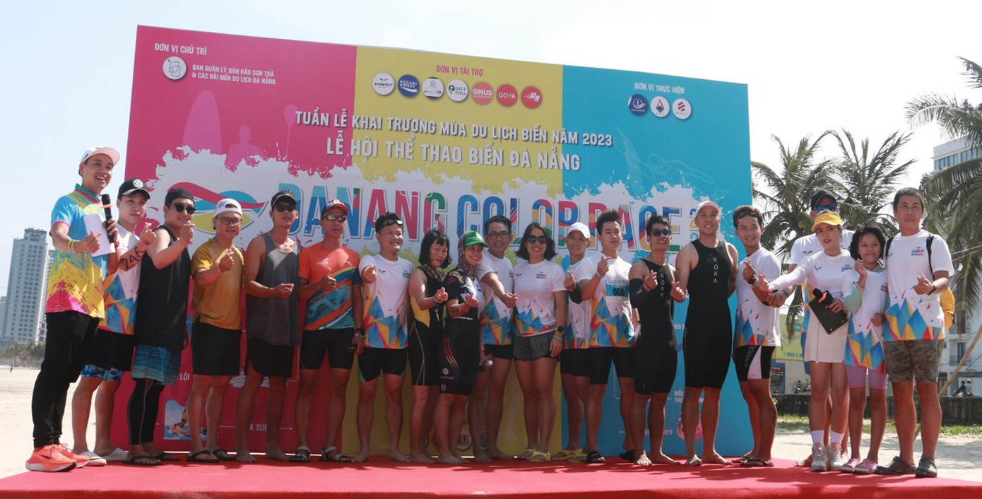 Cuộc đua ván chèo đứng – SUP cự ly 1 km và 2 km dành cho nam-nữ diễn ra chiều 28/4; và thi chạy bộ trên cát với chủ đề “Đôi chân trần trên biển” cự ly 2 km, 5 km và 10 km sẽ diễn ra vào sáng ngày 29/4. (Ảnh: Ny-Nhi)