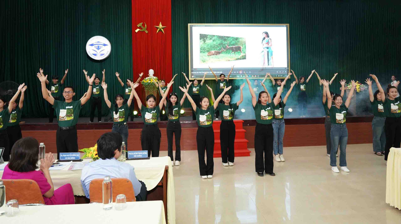 Chương trình còn có các hoạt động truyền cảm hứng của các bạn sinh viên như nhảy dân vũ, diễn kịch, đưa ra từng thông điệp cụ thể,… Chương trình còn có các hoạt động truyền cảm hứng của các bạn sinh viên như nhảy dân vũ, diễn kịch, đưa ra từng thông điệp cụ thể,…