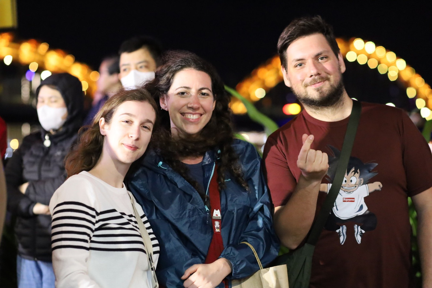 Chị Vera (áo trắng), du khách đến từ Bồ Đào Nha, chia sẻ: “Buổi vũ hội tối nay thật tuyệt vời, nhiều màn trình diễn sôi nổi và tinh thần phấn khởi của mọi người làm cho bầu không khí thêm náo nhiệt hơn”. Ảnh: Trúc Linh. Chị Vera (áo trắng), du khách đến từ Bồ Đào Nha, chia sẻ: “Buổi vũ hội tối nay thật tuyệt vời, nhiều màn trình diễn sôi nổi và tinh thần phấn khởi của mọi người làm cho bầu không khí thêm náo nhiệt hơn”. Ảnh: Trúc Linh.