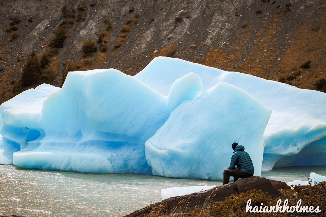 “Tảng băng trôi từ Glacier Grey xuống Lago Grey (hồ Grey). Lúc đi bộ từ phía xa, những tảng băng này trông rất nhỏ bé. Nhưng lúc đến gần mới nhận ra mình mới là một hạt cát trên đại dương”.