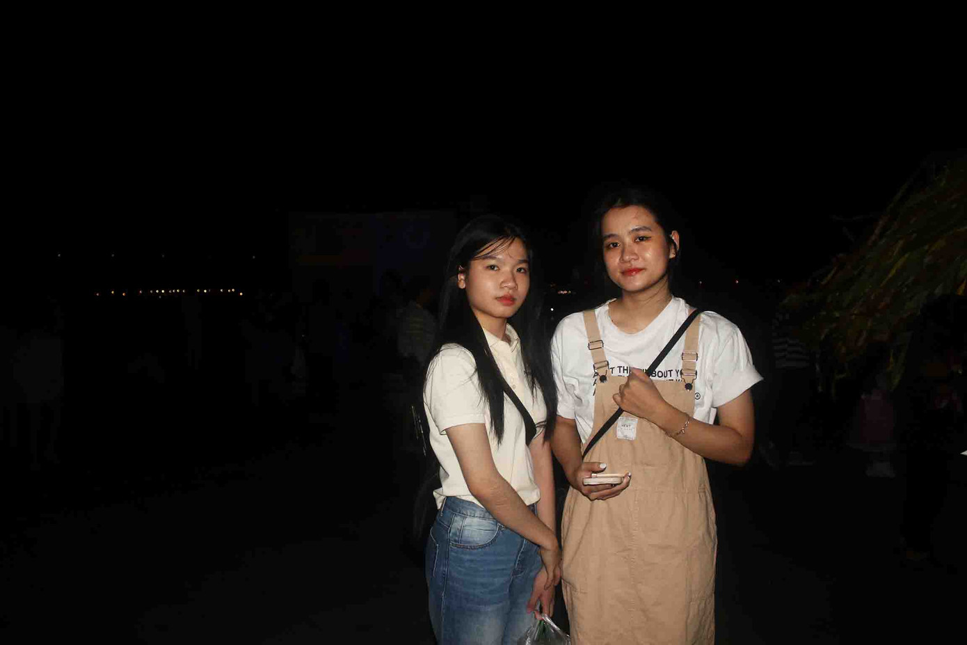 Bạn Chung Thị Thúy Hồng, 20 tuổi (bên phải), chia sẻ: “Phim chiếu trong khoảng thời gian này thì em nghĩ ngay đến kỷ niệm ngày Giải phóng thành phố Đà Nẵng 29/3 sắp tới đây, nên em háo hức đi xem”. “Xem xong bộ phim Thầu Chín ở Xiêm, tôi xúc động và tự hào về Bác Hồ. Ngoài ra những câu nói, lời thoại trong phim rất hay, để lại cho mình một cảm giác bồi hồi”, anh Nguyễn Quang Phú, 27 tuổi chia sẻ. Ảnh: Hoài Nam.