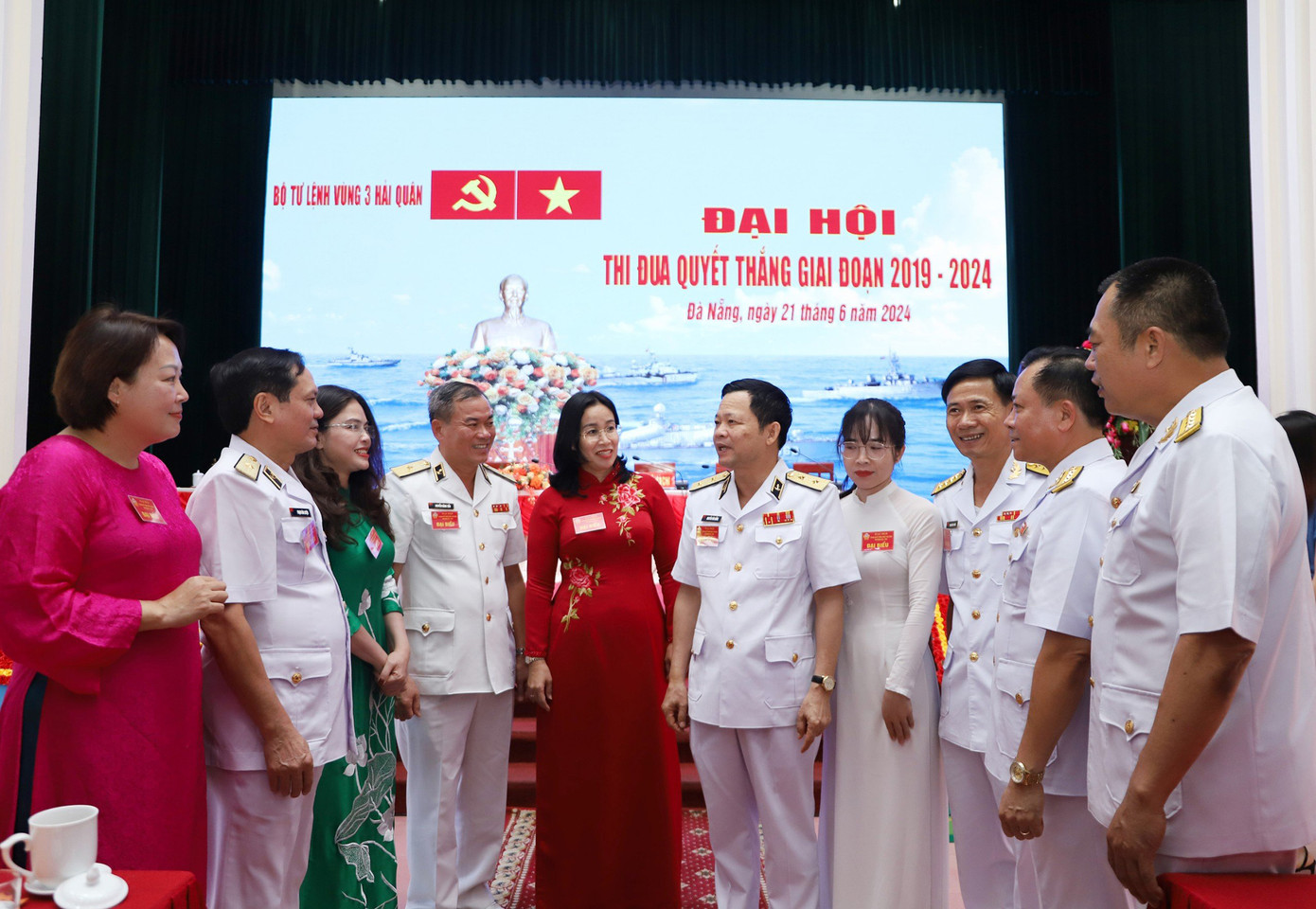 Các đại biểu trao đổi bên lề đại hội. Ảnh: Hoàng Diệu Các đại biểu trao đổi bên lề đại hội. Ảnh: Hoàng Diệu