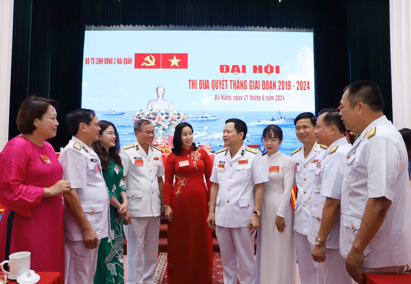 Các đại biểu trao đổi bên lề đại hội. Ảnh: Hoàng Diệu Các đại biểu trao đổi bên lề đại hội. Ảnh: Hoàng Diệu