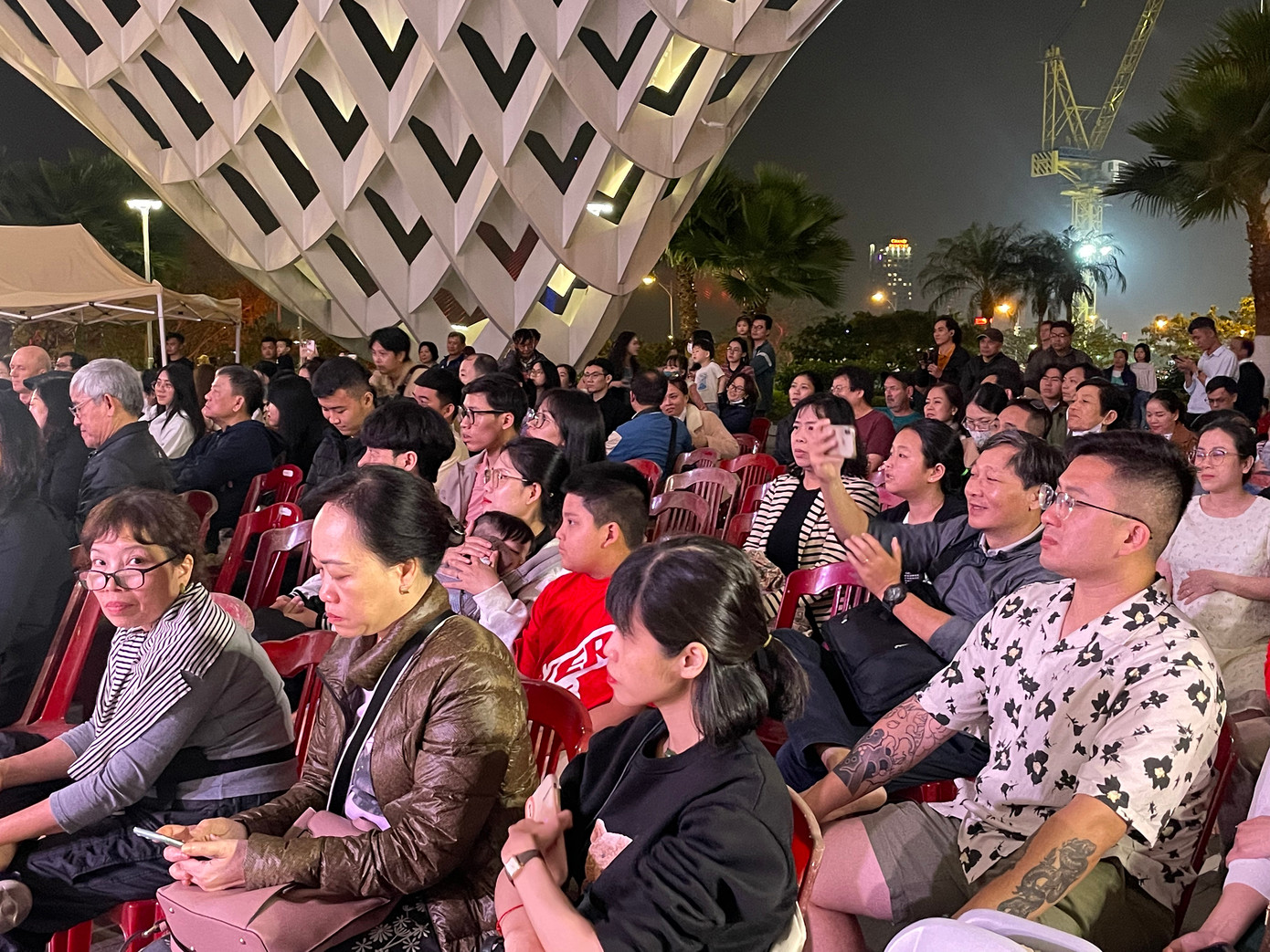 Chương trình thu hút sự tham gia đông đảo của người dân và du khách. Anh Joonas - du khách đến từ Phần Lan thích thú chia sẻ: “Tôi ấn tượng khi được tham gia một sự kiện văn hóa như vậy. Nó không chỉ cho tôi cơ hội thưởng thức âm nhạc mà còn hiểu thêm về lịch sử và văn hóa của Đà Nẵng. Chắc chắn tôi sẽ kể cho bạn bè về buổi hòa nhạc đặc biệt này khi tôi trở về nước”. Ảnh: Yến Nhi.