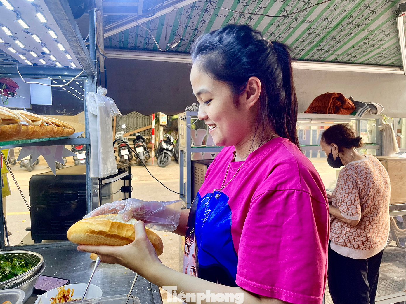Bánh mì có đầy đủ rau, dưa, nước tương, chả, pate chay. Ảnh: Lệ Thủy Bánh mì có đầy đủ rau, dưa, nước tương, chả, pate chay. Ảnh: Lệ Thủy