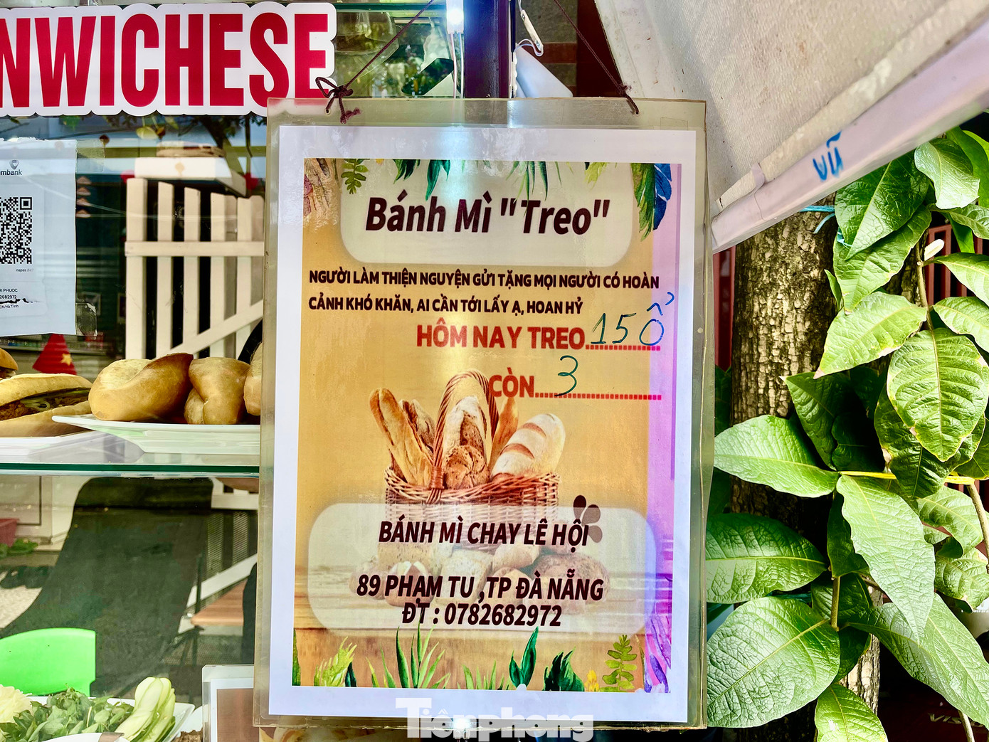 Mô hình bánh mì “treo” tại tiệm bánh của vợ chồng anh Nguyễn Vũ. Ảnh: Ngọc Thắm Mô hình bánh mì “treo” tại tiệm bánh của vợ chồng anh Nguyễn Vũ. Ảnh: Ngọc Thắm