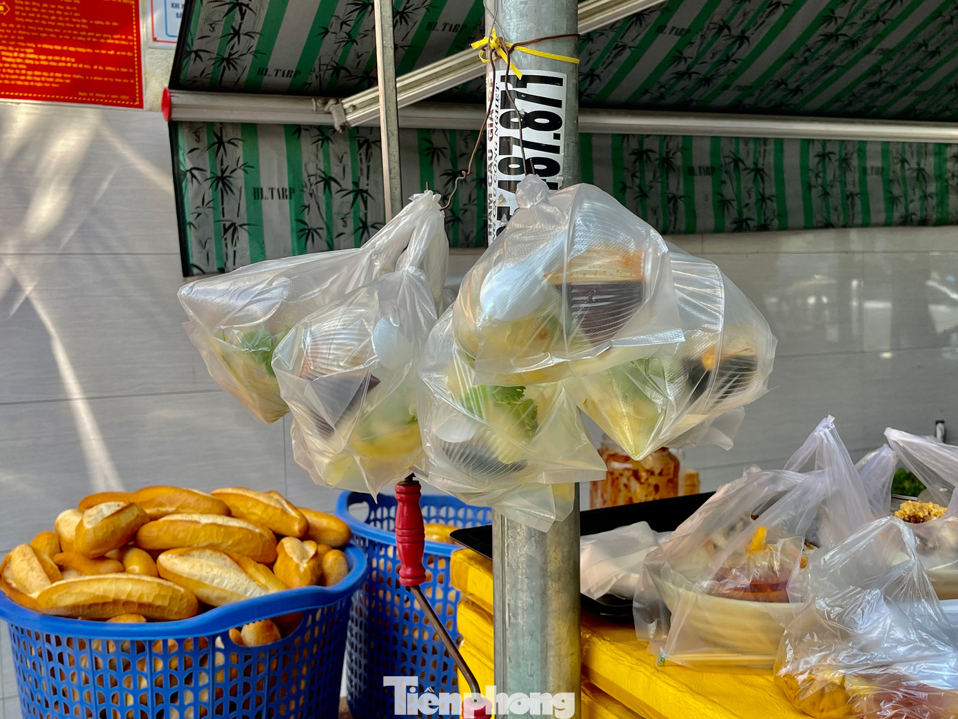 Không chỉ bánh mì “treo”, chị Thảo còn chu đáo nghĩ đến món bánh bột lọc “treo”. “Ăn bánh mì hoài cũng ngán, nên tôi làm thêm bánh bột lọc chay. Ai cần cứ lấy, đừng ngại”. Ảnh: Ngọc Thắm Không chỉ bánh mì “treo”, chị Thảo còn chu đáo nghĩ đến món bánh bột lọc “treo”. “Ăn bánh mì hoài cũng ngán, nên tôi làm thêm bánh bột lọc chay. Ai cần cứ lấy, đừng ngại”. Ảnh: Ngọc Thắm