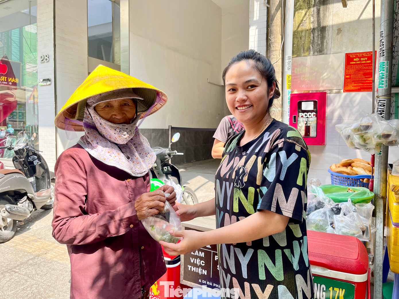 Không chỉ bánh mì “treo”, chị Thảo còn chu đáo nghĩ đến món bánh bột lọc “treo”. “Ăn bánh mì hoài cũng ngán, nên tôi làm thêm bánh bột lọc chay. Ai cần cứ lấy, đừng ngại”. Ảnh: Ngọc Thắm Không chỉ bánh mì “treo”, chị Thảo còn chu đáo nghĩ đến món bánh bột lọc “treo”. “Ăn bánh mì hoài cũng ngán, nên tôi làm thêm bánh bột lọc chay. Ai cần cứ lấy, đừng ngại”. Ảnh: Ngọc Thắm