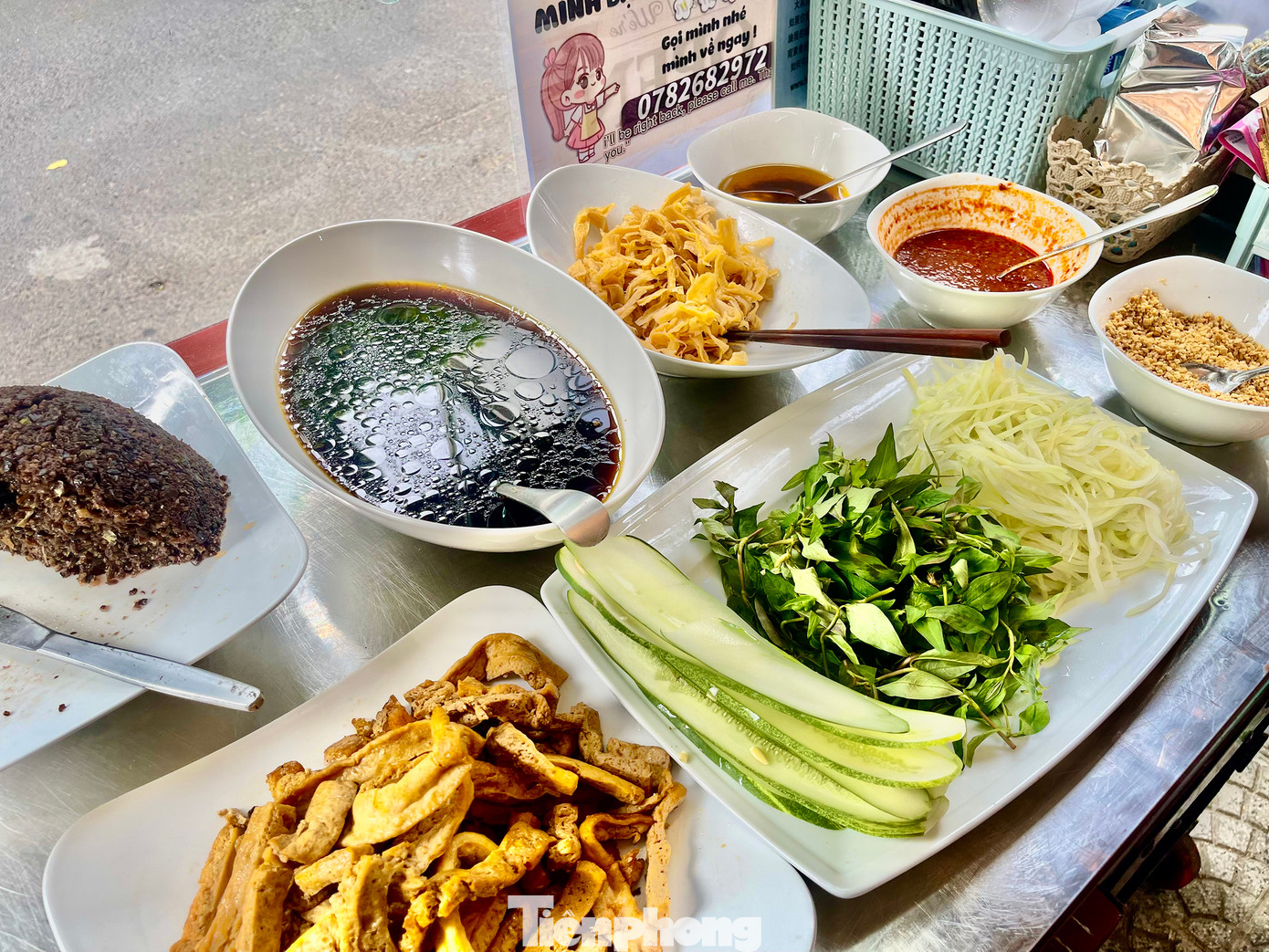 Mô hình bánh mì “treo” tại tiệm bánh của vợ chồng anh Nguyễn Vũ. Ảnh: Ngọc Thắm Mô hình bánh mì “treo” tại tiệm bánh của vợ chồng anh Nguyễn Vũ. Ảnh: Ngọc Thắm