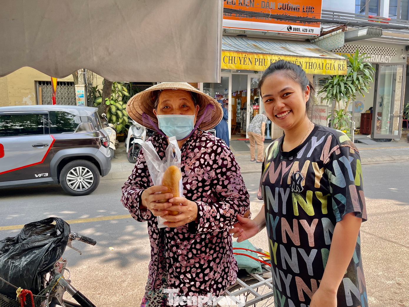 Cô Huỳnh Thị Cam (75 tuổi) mua bán ve chai ở khu vực Thanh Khê thường xuyên đến nhận bánh, xúc động nói: “Những hôm bán được, tôi có tiền mua đồ ăn. Hôm nào ế ẩm, tôi lại ghé đây, nhận một ổ bánh mì mà lòng ấm áp vô cùng. Với người khác, đó là chuyện bình thường, nhưng với những người lao động như tôi, một bữa ăn miễn phí là rất quý.” Ảnh: Ngọc Thắm Cô Huỳnh Thị Cam (75 tuổi) mua bán ve chai ở khu vực Thanh Khê thường xuyên đến nhận bánh, xúc động nói: “Những hôm bán được, tôi có tiền mua đồ ăn. Hôm nào ế ẩm, tôi lại ghé đây, nhận một ổ bánh mì mà lòng ấm áp vô cùng. Với người khác, đó là chuyện bình thường, nhưng với những người lao động như tôi, một bữa ăn miễn phí là rất quý.” Ảnh: Ngọc Thắm