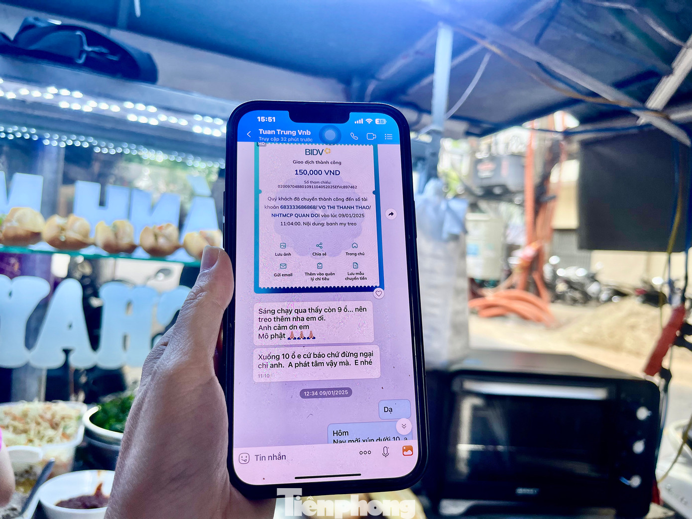 Nhiều khách hàng chuyển khoản thêm tiền để “treo” những chiếc bánh mì cho những người cần giúp đỡ. Ảnh: Ngọc Thắm Nhiều khách hàng chuyển khoản thêm tiền để “treo” những chiếc bánh mì cho những người cần giúp đỡ. Ảnh: Ngọc Thắm
