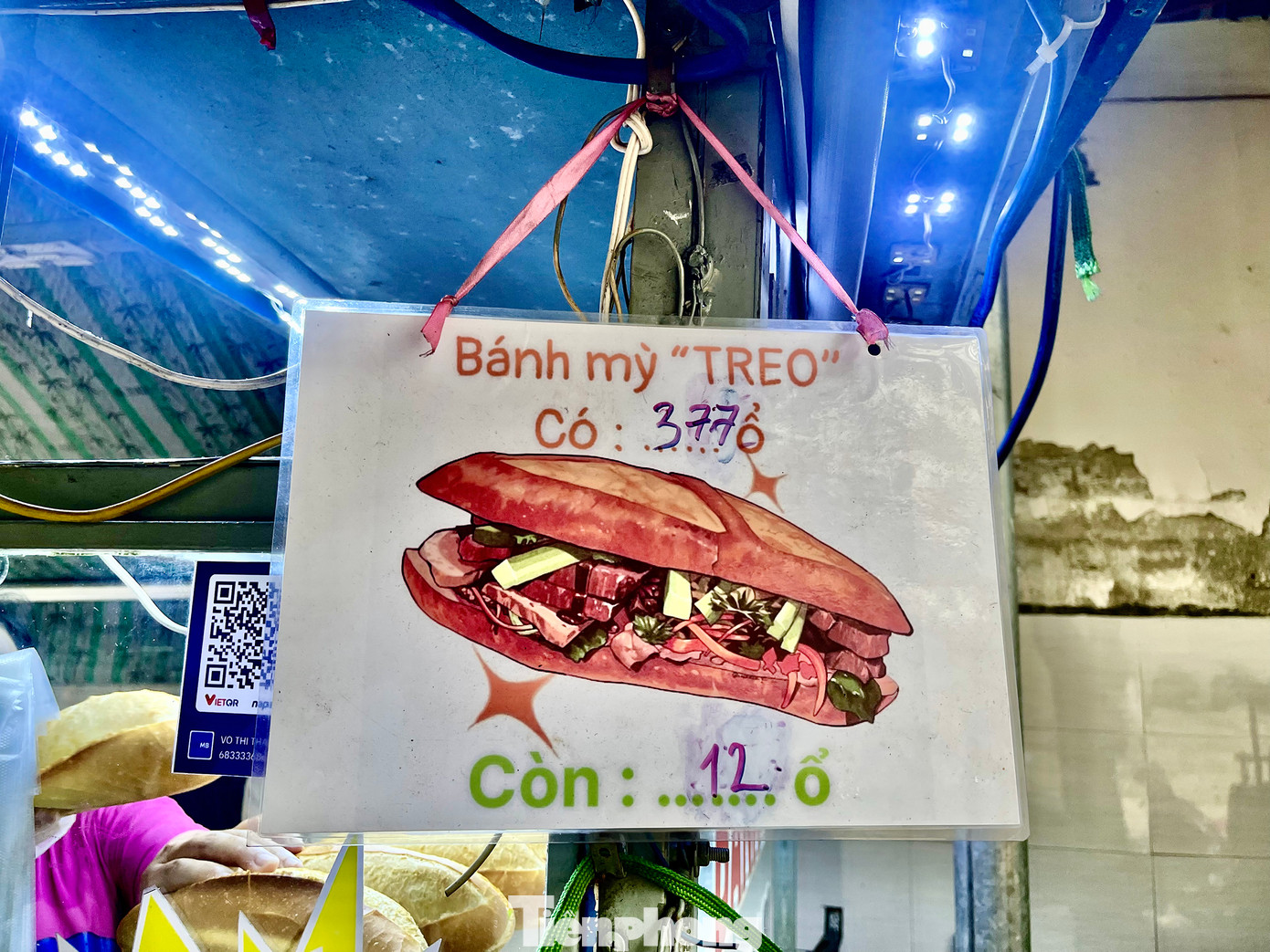 Bánh mì có đầy đủ rau, dưa, nước tương, chả, pate chay. Ảnh: Lệ Thủy Bánh mì có đầy đủ rau, dưa, nước tương, chả, pate chay. Ảnh: Lệ Thủy