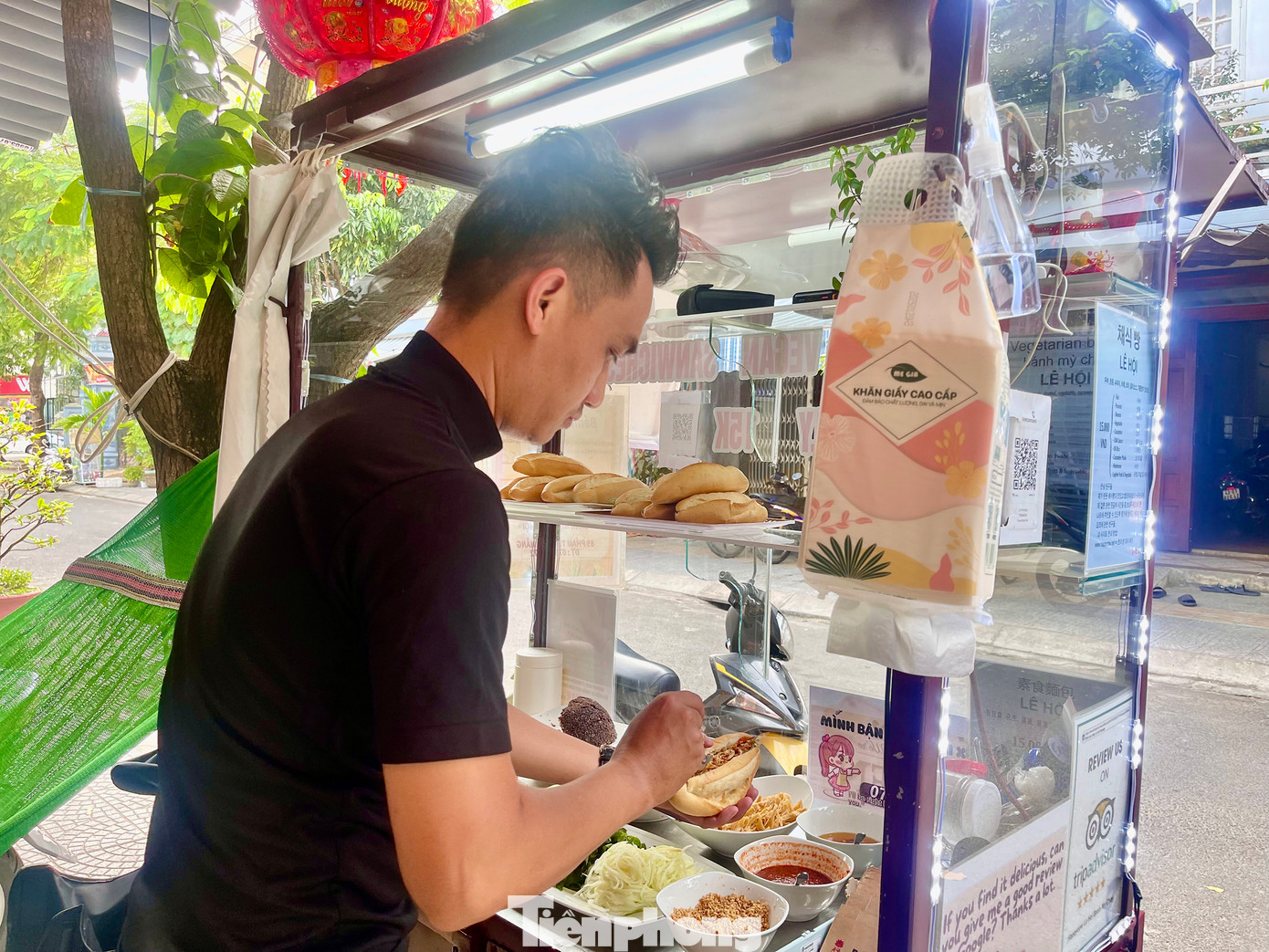 Mô hình bánh mì “treo” tại tiệm bánh của vợ chồng anh Nguyễn Vũ. Ảnh: Ngọc Thắm Mô hình bánh mì “treo” tại tiệm bánh của vợ chồng anh Nguyễn Vũ. Ảnh: Ngọc Thắm