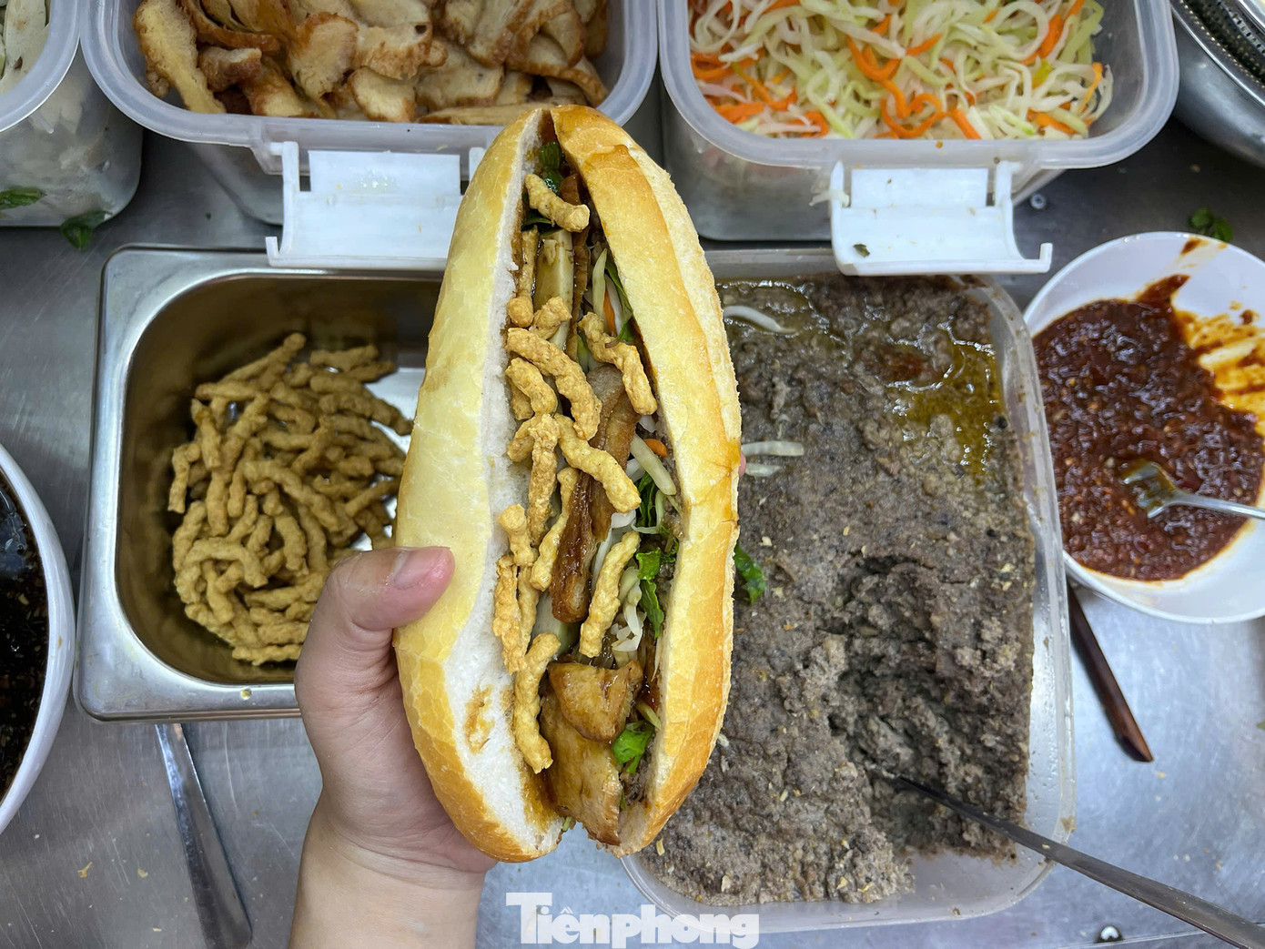 Bánh mì có đầy đủ rau, dưa, nước tương, chả, pate chay. Ảnh: Lệ Thủy Bánh mì có đầy đủ rau, dưa, nước tương, chả, pate chay. Ảnh: Lệ Thủy