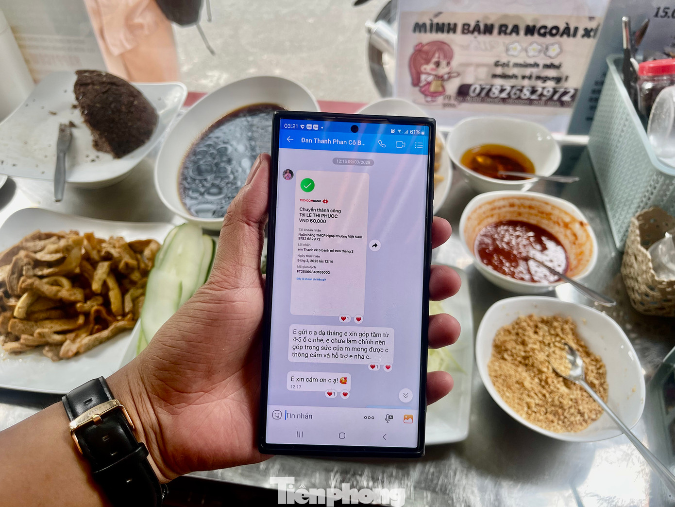 Nhiều khách hàng chuyển khoản thêm tiền để “treo” những chiếc bánh mì cho những người cần giúp đỡ. Ảnh: Ngọc Thắm Nhiều khách hàng chuyển khoản thêm tiền để “treo” những chiếc bánh mì cho những người cần giúp đỡ. Ảnh: Ngọc Thắm