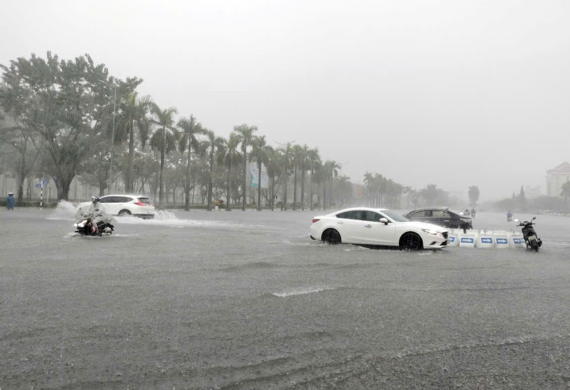 Mưa trắng trời tại thành phố Tam Kỳ.