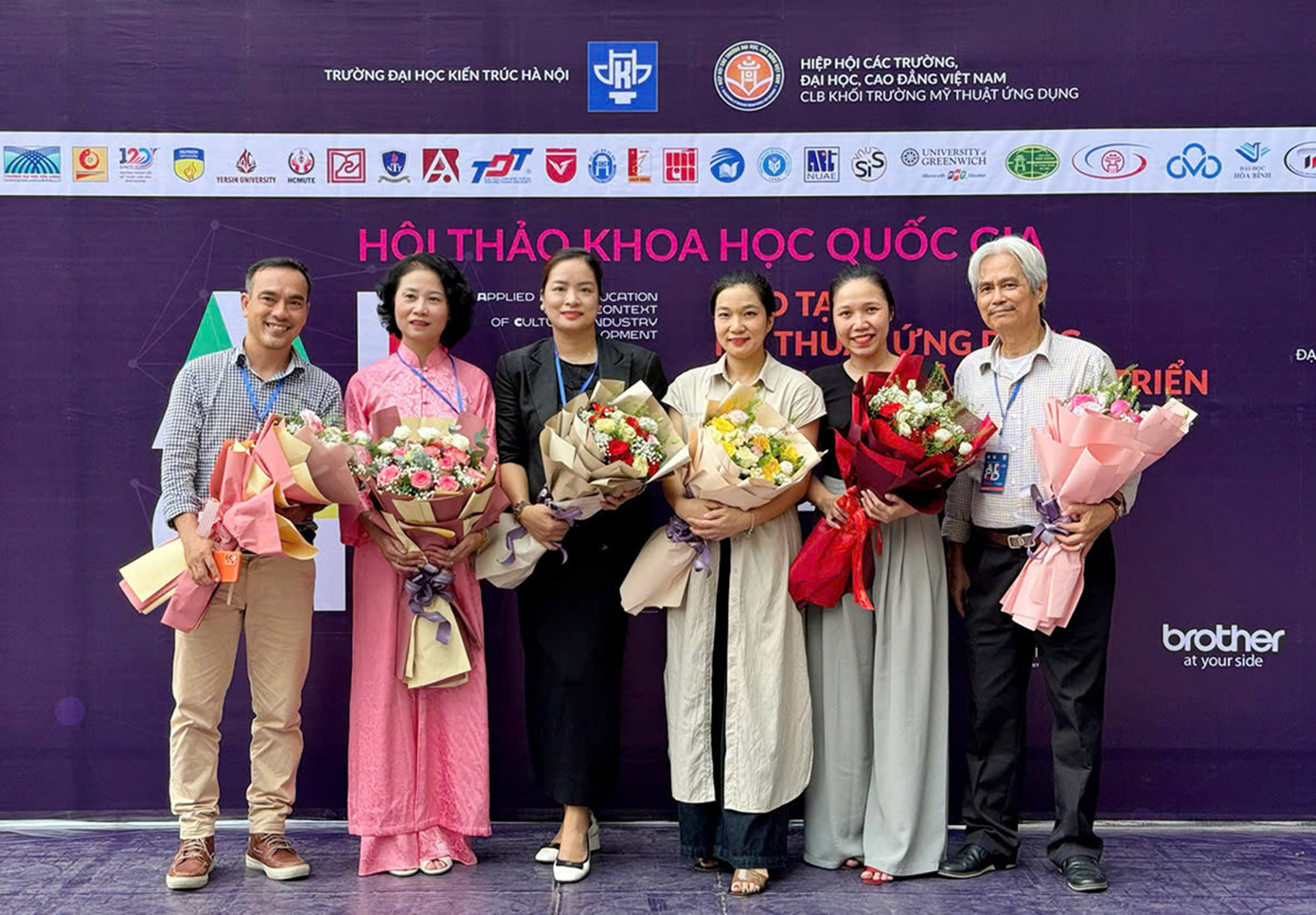 ThS. Trần Thanh Bình - Trưởng Khoa Mỹ thuật Ứng dụng, Trường Kỹ thuật &amp; Công nghệ (SET), ĐH Duy Tân (ngoài cùng bên phải) cùng các thầy cô DTU chụp hình lưu niệm với PGS.TS. Đặng Mai Anh - Chủ nhiệm Câu Lạc bộ khối trường đào tạo Mỹ thuật Ứng dụng (thứ 2 từ trái qua)