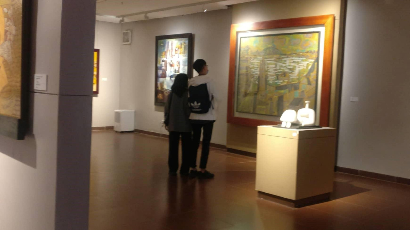 Bạn Tôn Nữ Khánh Huyền (ở Thừa Thiên Huế) chia sẻ: “Đây là lần đầu tiên em đến bảo tàng Mỹ thuật Đà Nẵng, rất vui và thú vị. Em sẽ thi vào ngành Kiến trúc nên những nơi này đem lại cho em nhiều ý nghĩa” - ảnh Kim Ngân