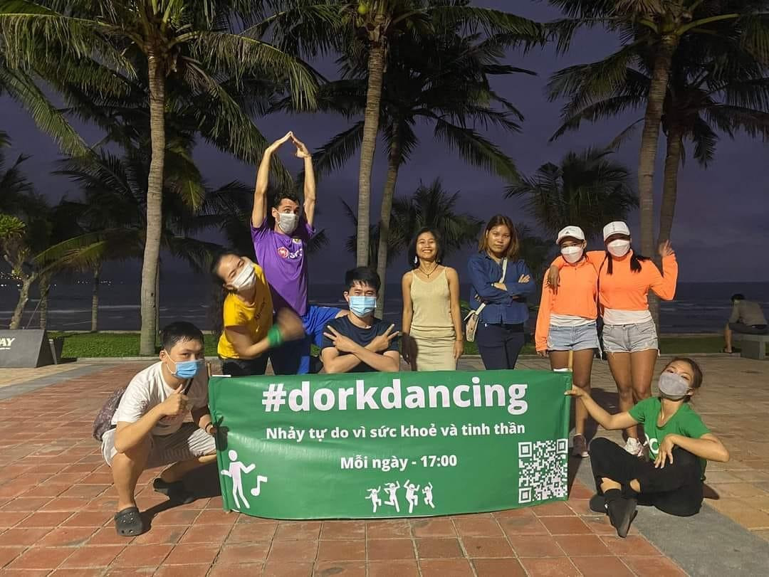 Cứ vào mỗi buổi chiều, tại Công viên Biển Đông và bãi biển Mỹ Khê - Phạm Văn Đồng, cộng đồng Dork Dancing Danang lại gặp nhau. - Ảnh Dork Dancing Danang Cứ vào mỗi buổi chiều, tại Công viên Biển Đông và bãi biển Mỹ Khê - Phạm Văn Đồng, cộng đồng Dork Dancing Danang lại gặp nhau. - Ảnh Dork Dancing Danang