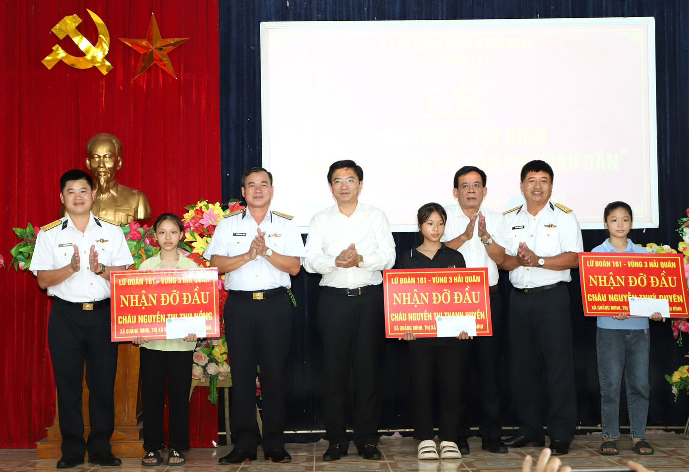 Lữ đoàn 161 Vùng 3 Hải quân nhận đỡ đầu con ngư dân có hoàn cảnh đặc biệt khó khăn ở xã Quảng Minh, Thị xã Ba Đồn, tỉnh Quảng Bình. (Ảnh: Hoàng Diệu) Lữ đoàn 161 Vùng 3 Hải quân nhận đỡ đầu con ngư dân có hoàn cảnh đặc biệt khó khăn ở xã Quảng Minh, Thị xã Ba Đồn, tỉnh Quảng Bình. (Ảnh: Hoàng Diệu)