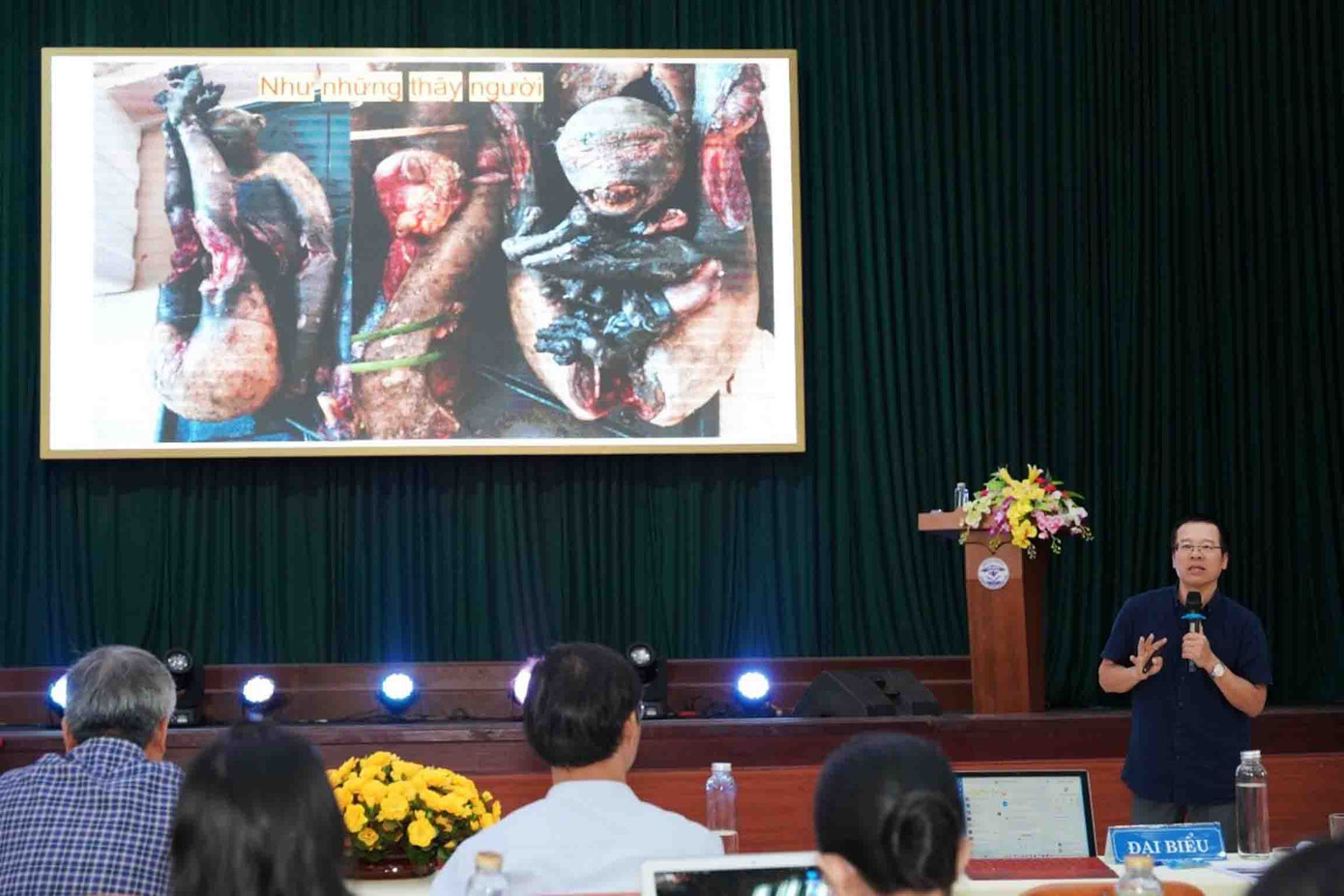 Ông Hà Phước Phú – Phó Chi cục trưởng Chi cục Kiểm lâm tỉnh Quảng Nam giới thiệu và trao đổi với sinh viên về chủ đề Đa dạng sinh học trên địa bàn tỉnh. Và nhà báo Đỗ Doãn Hoàng chia sẻ về những vụ triệt phá các hoạt động săn bắt, mua bán và tiêu thụ động vật hoang dã qua các phóng sự điều tra mà ông đã thực hiện. Đồng thời nhấn mạnh trách nhiệm của người trẻ trong việc bảo vệ động vật hoang dã. Ông Hà Phước Phú – Phó Chi cục trưởng Chi cục Kiểm lâm tỉnh Quảng Nam giới thiệu và trao đổi với sinh viên về chủ đề Đa dạng sinh học trên địa bàn tỉnh. Và nhà báo Đỗ Doãn Hoàng chia sẻ về những vụ triệt phá các hoạt động săn bắt, mua bán và tiêu thụ động vật hoang dã qua các phóng sự điều tra mà ông đã thực hiện. Đồng thời nhấn mạnh trách nhiệm của người trẻ trong việc bảo vệ động vật hoang dã.