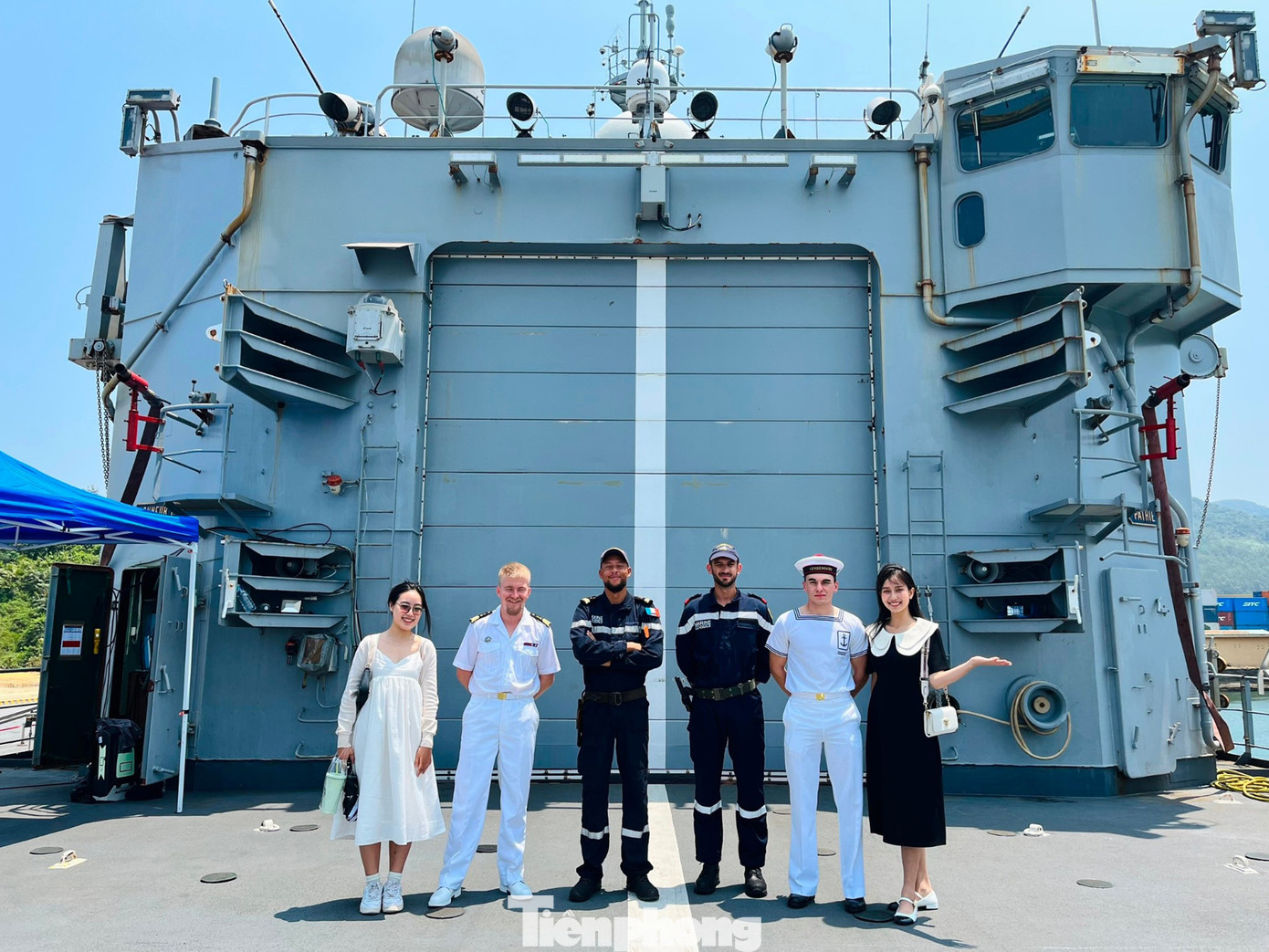 Sinh viên chụp hình kỷ niệm với các sĩ quan, thủy thủ tàu Vendémiaire. Ảnh: Bảo Trân